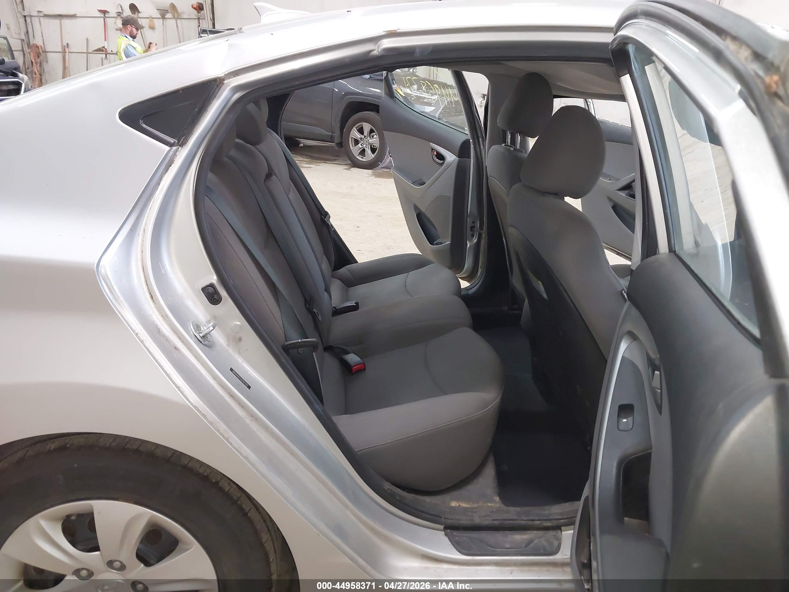 HYUNDAI ELANTRA image 8