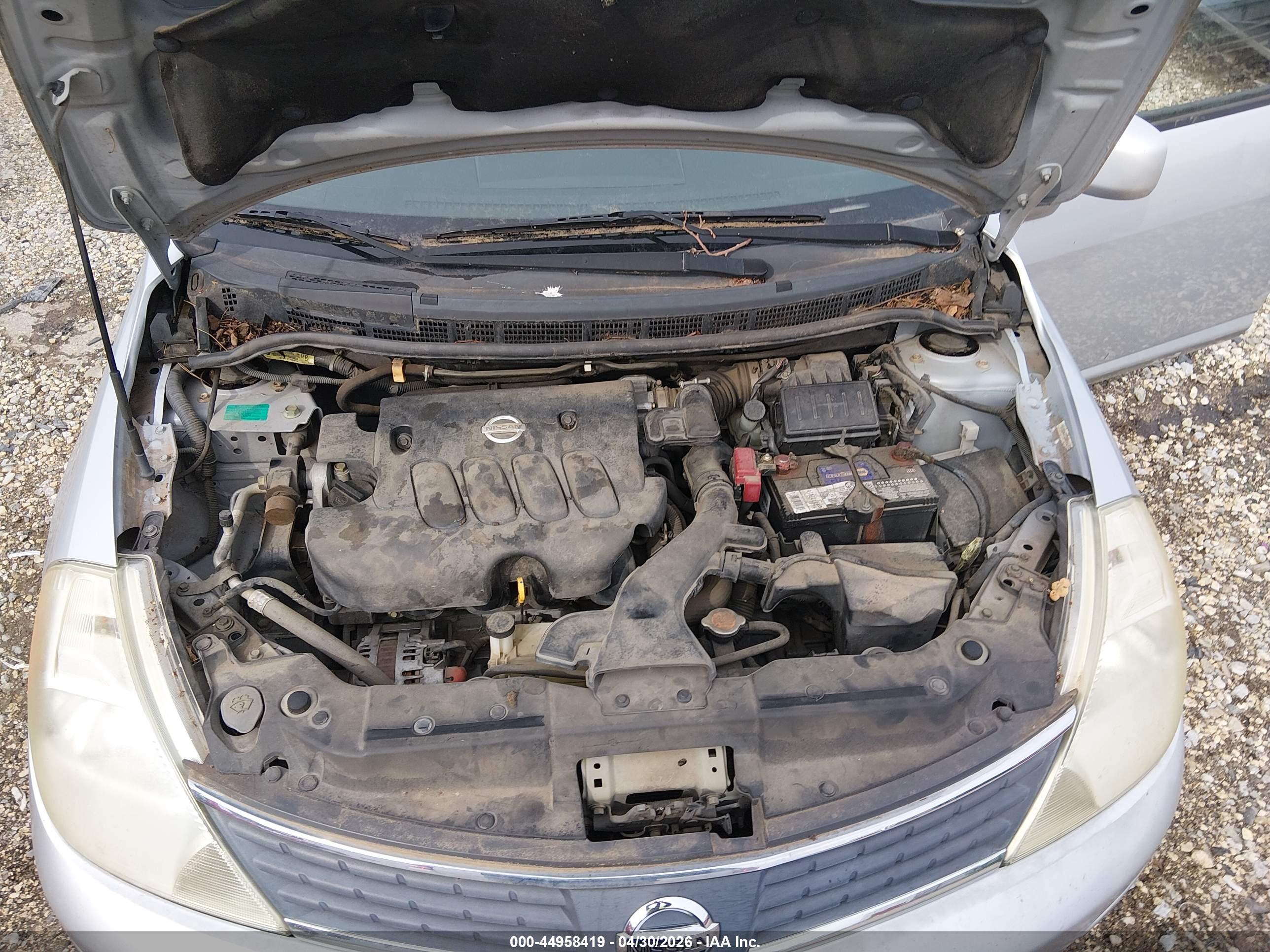 NISSAN VERSA image 10