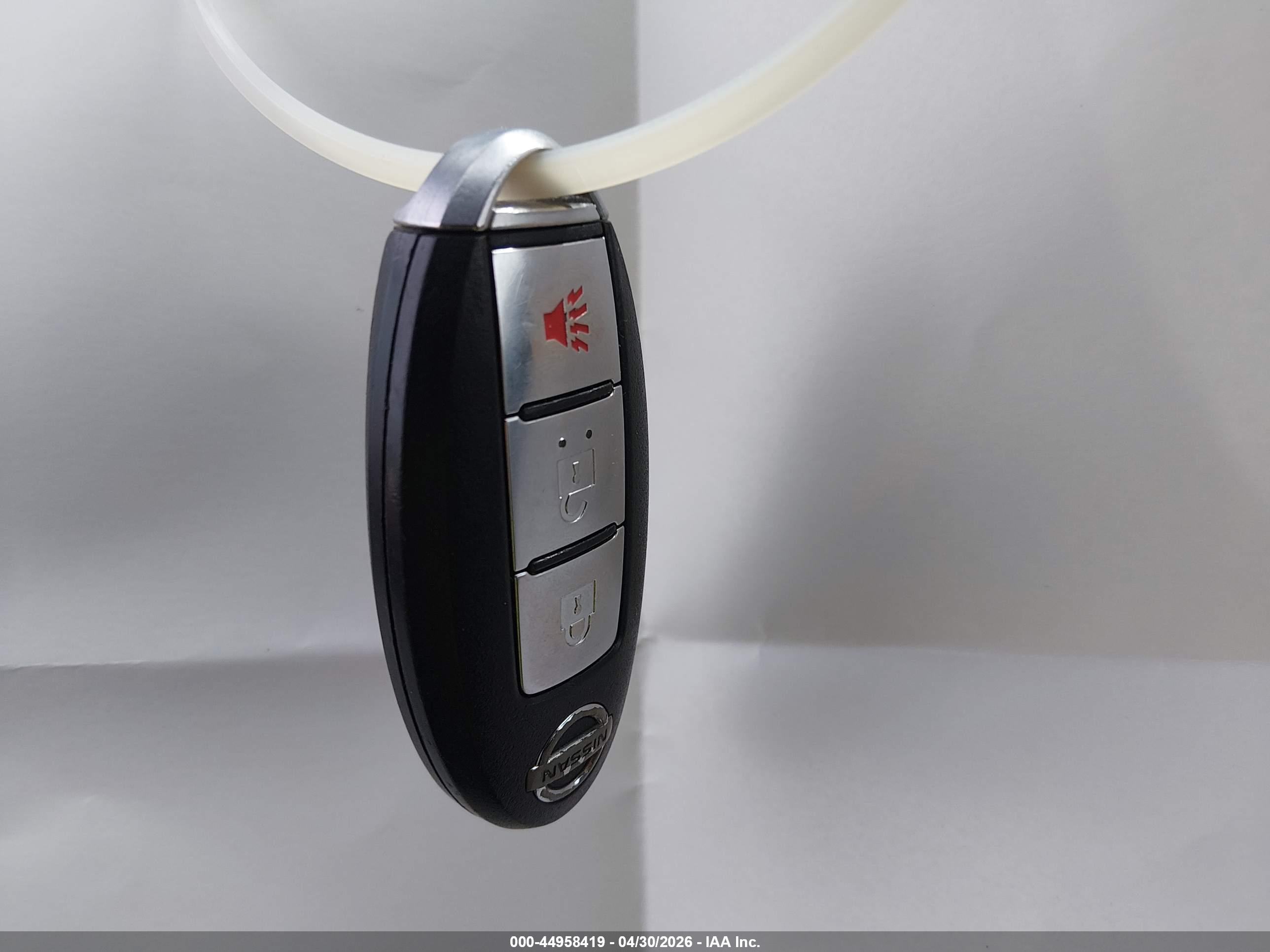 NISSAN VERSA image 11