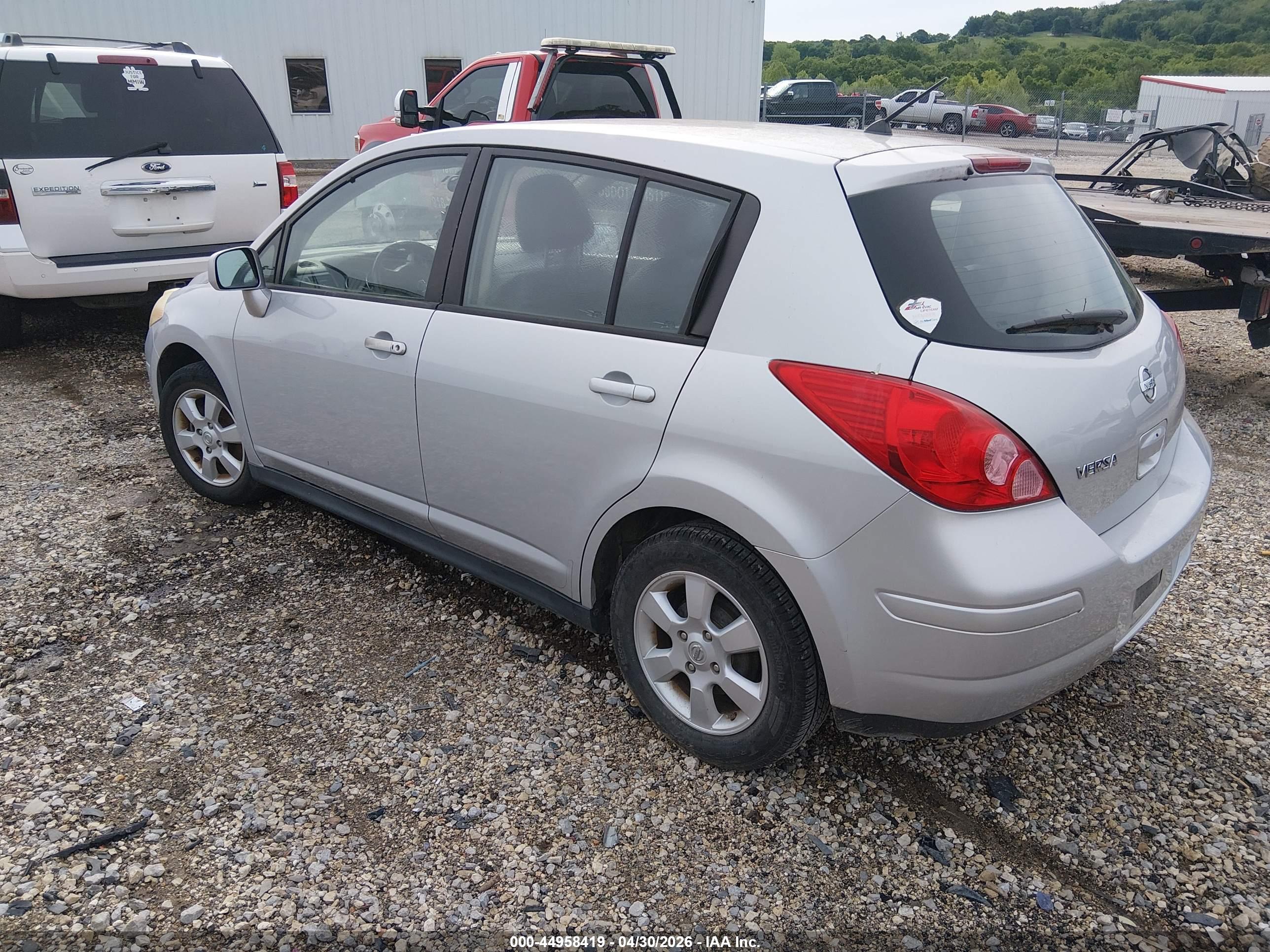 NISSAN VERSA image 3