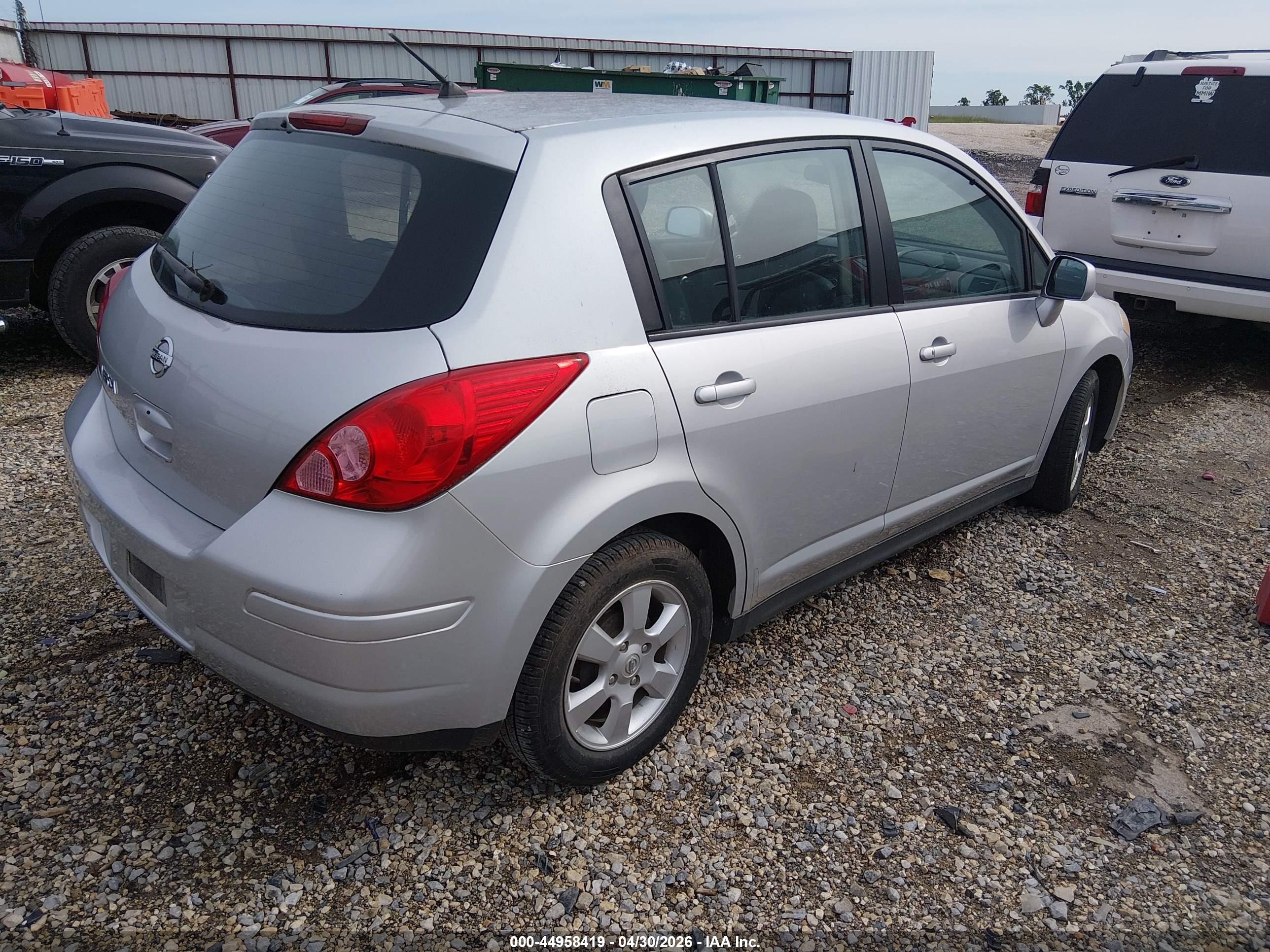 NISSAN VERSA image 4