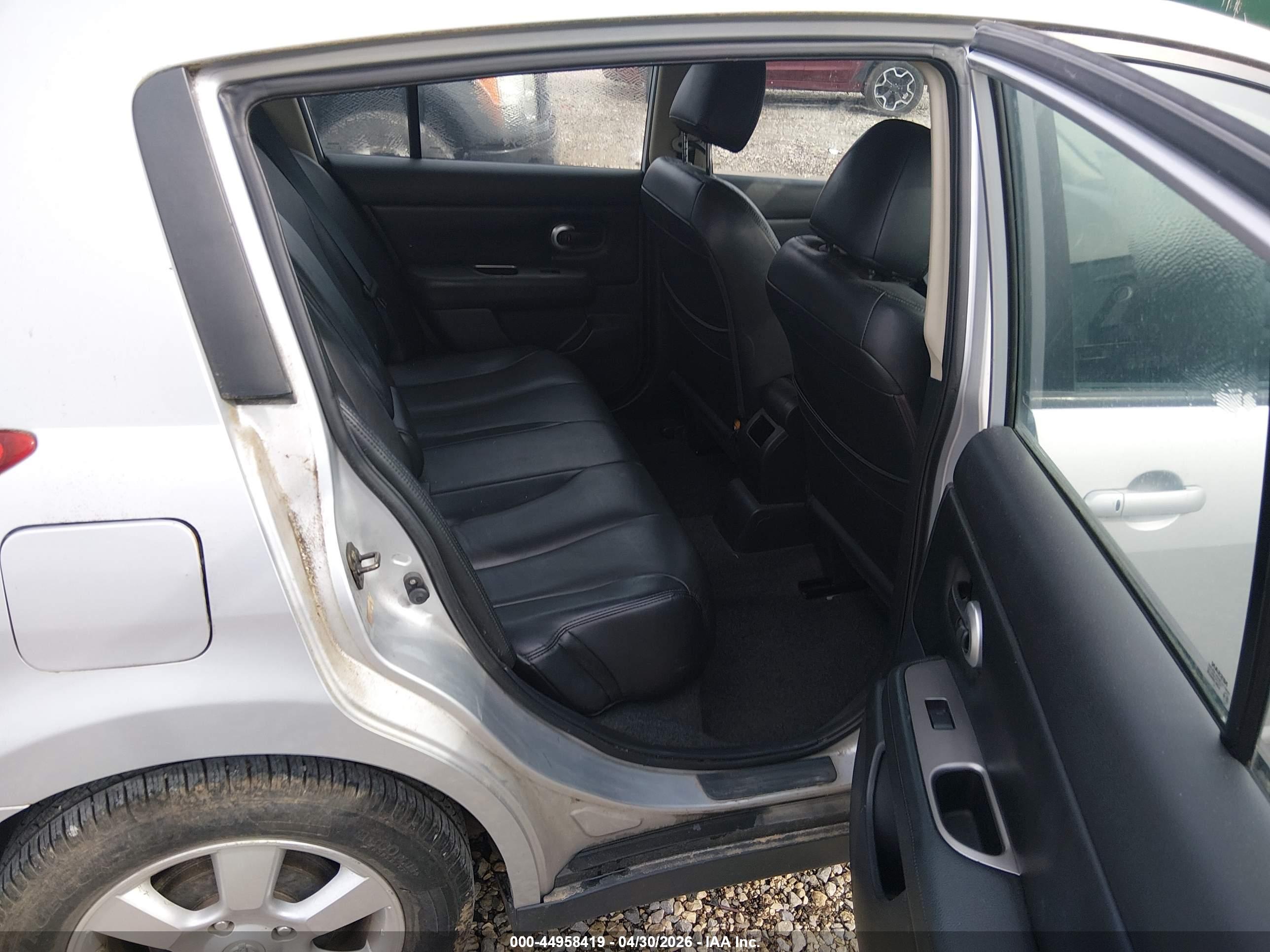 NISSAN VERSA image 8
