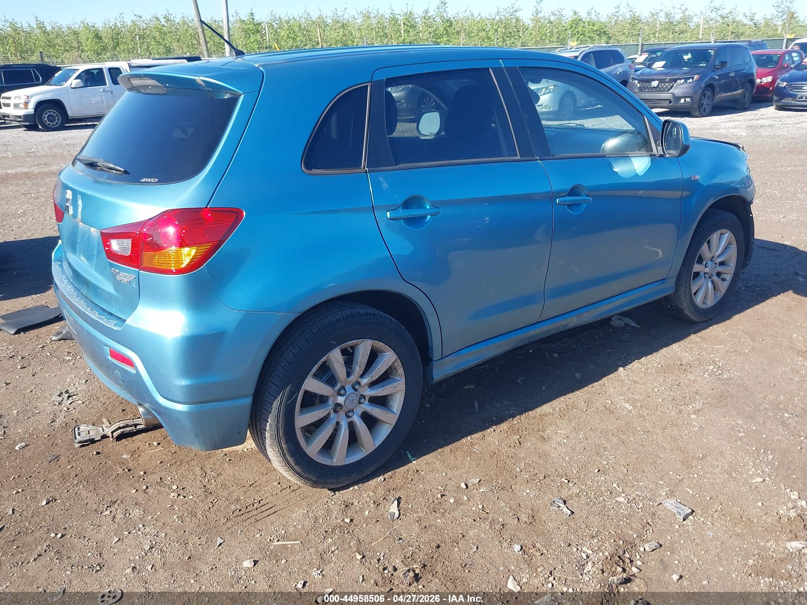 MITSUBISHI OUTLANDER image 4