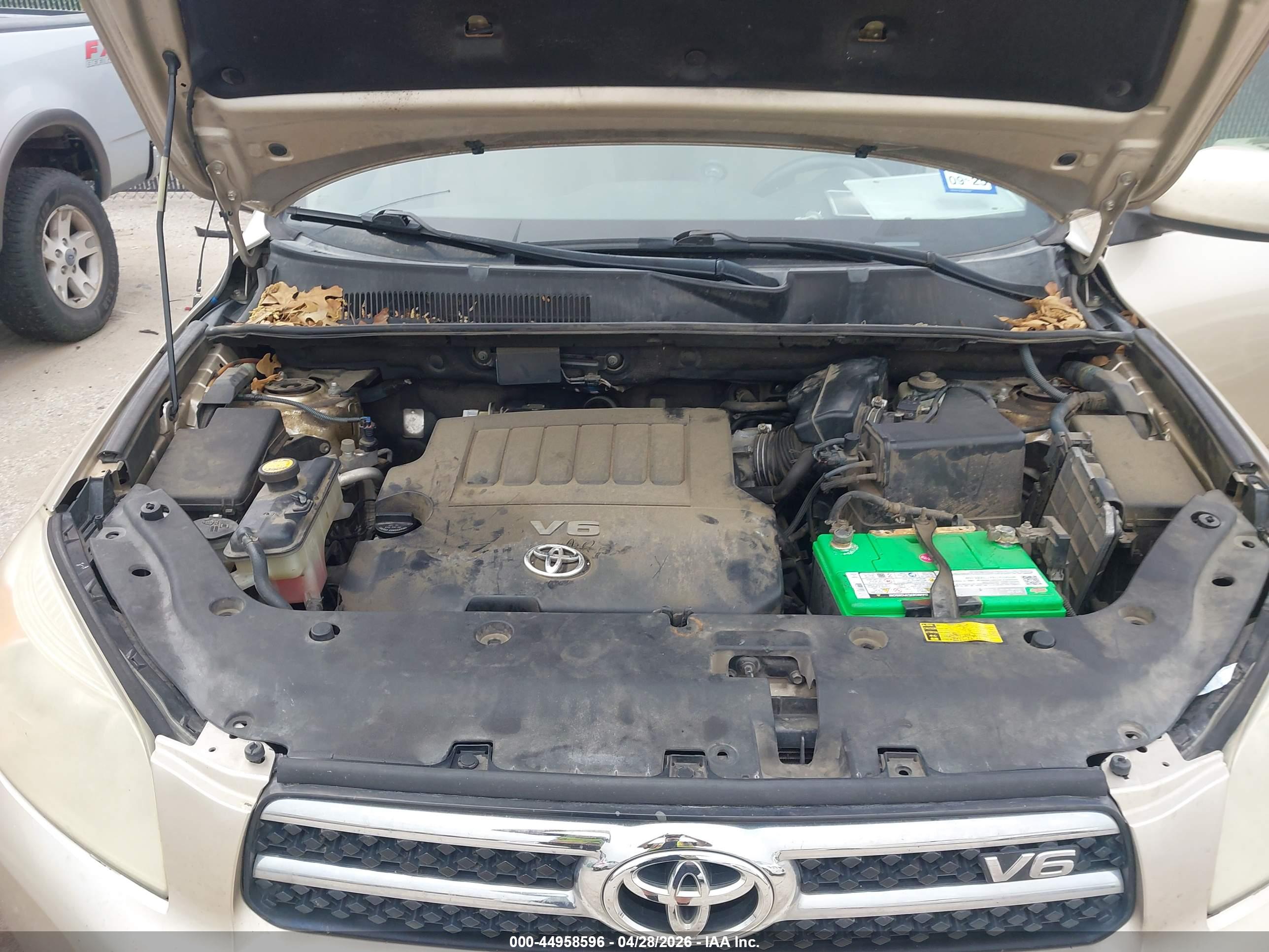 TOYOTA RAV4 image 10