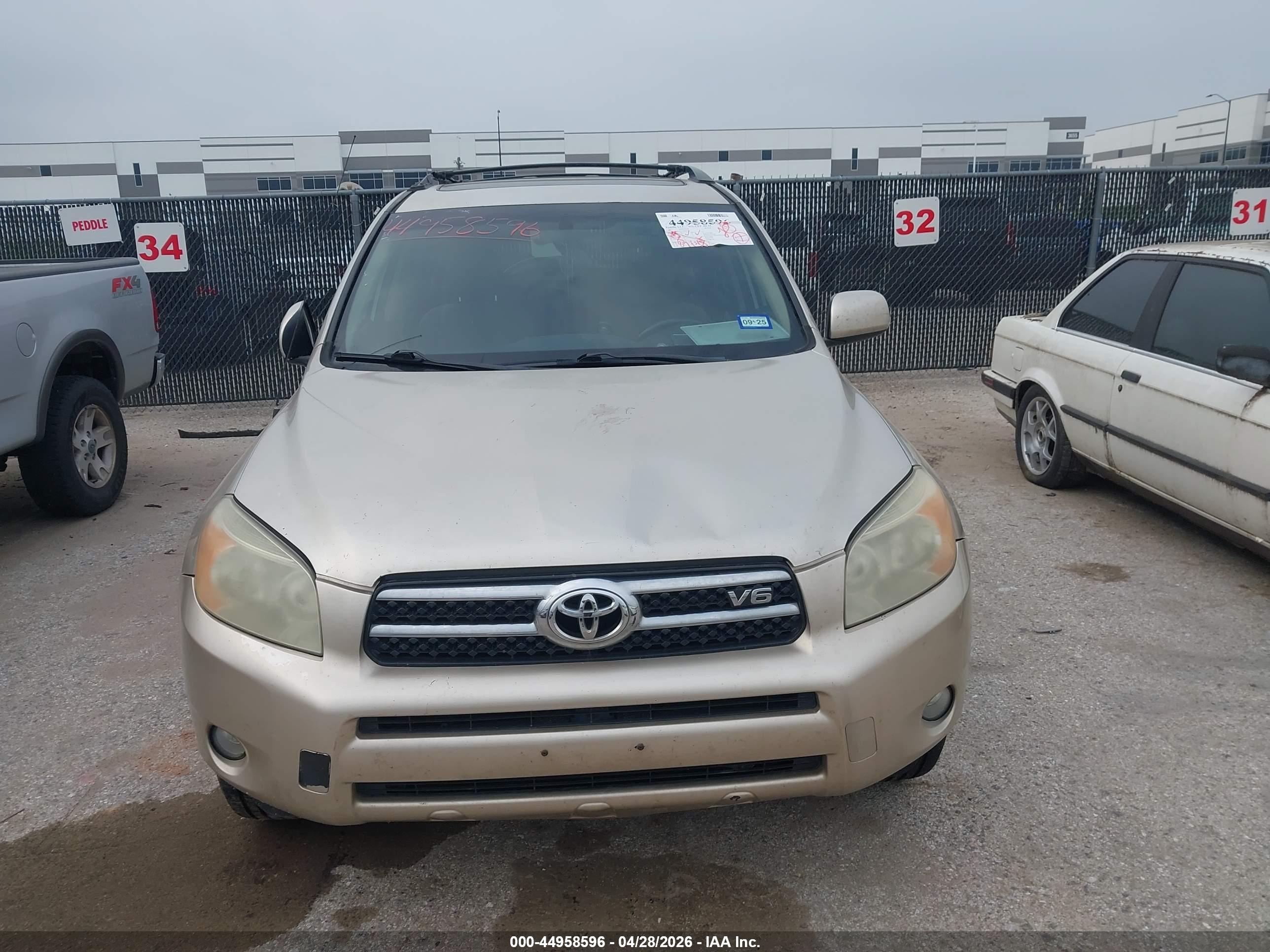 TOYOTA RAV4 image 6