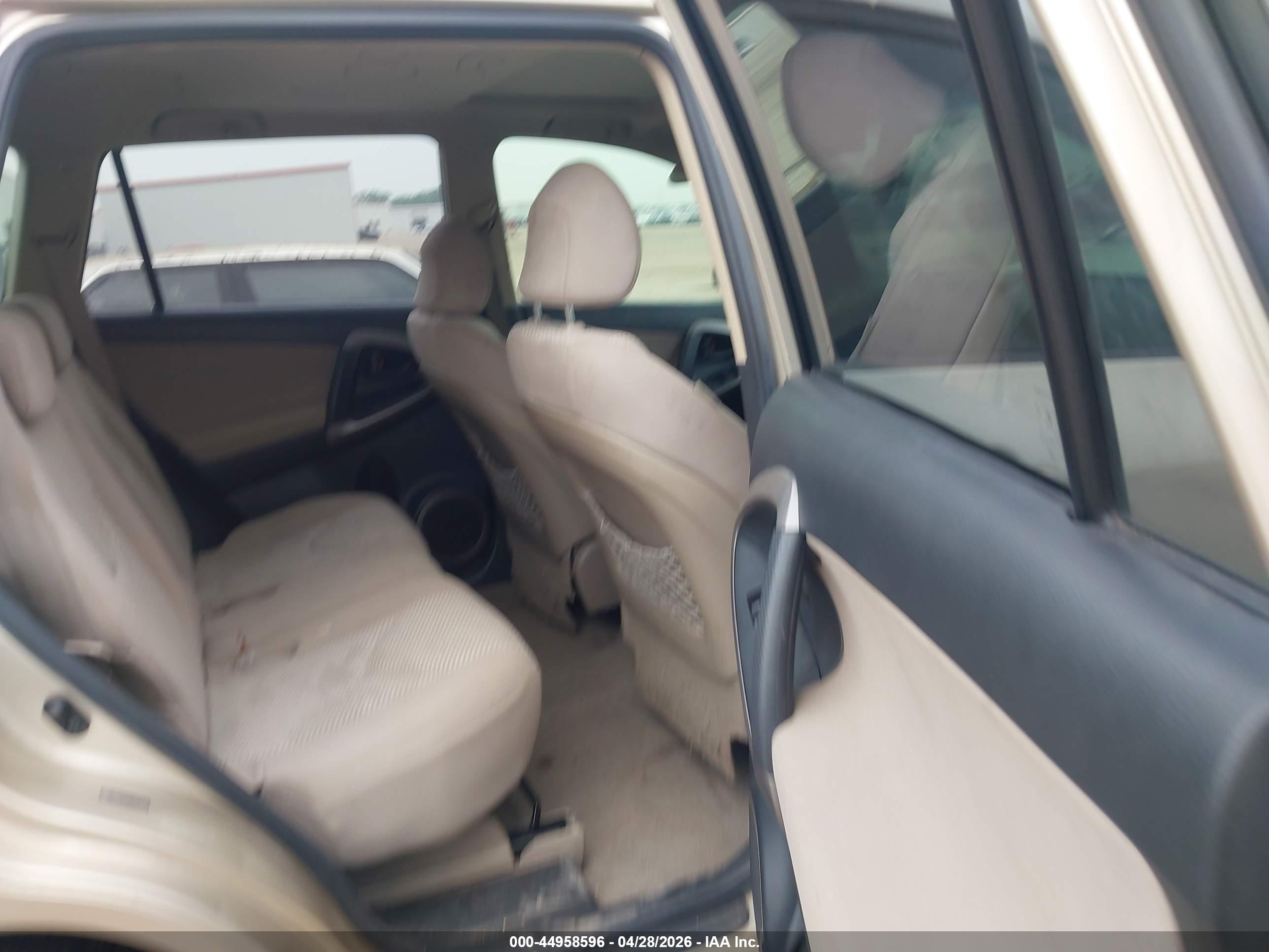 TOYOTA RAV4 image 8