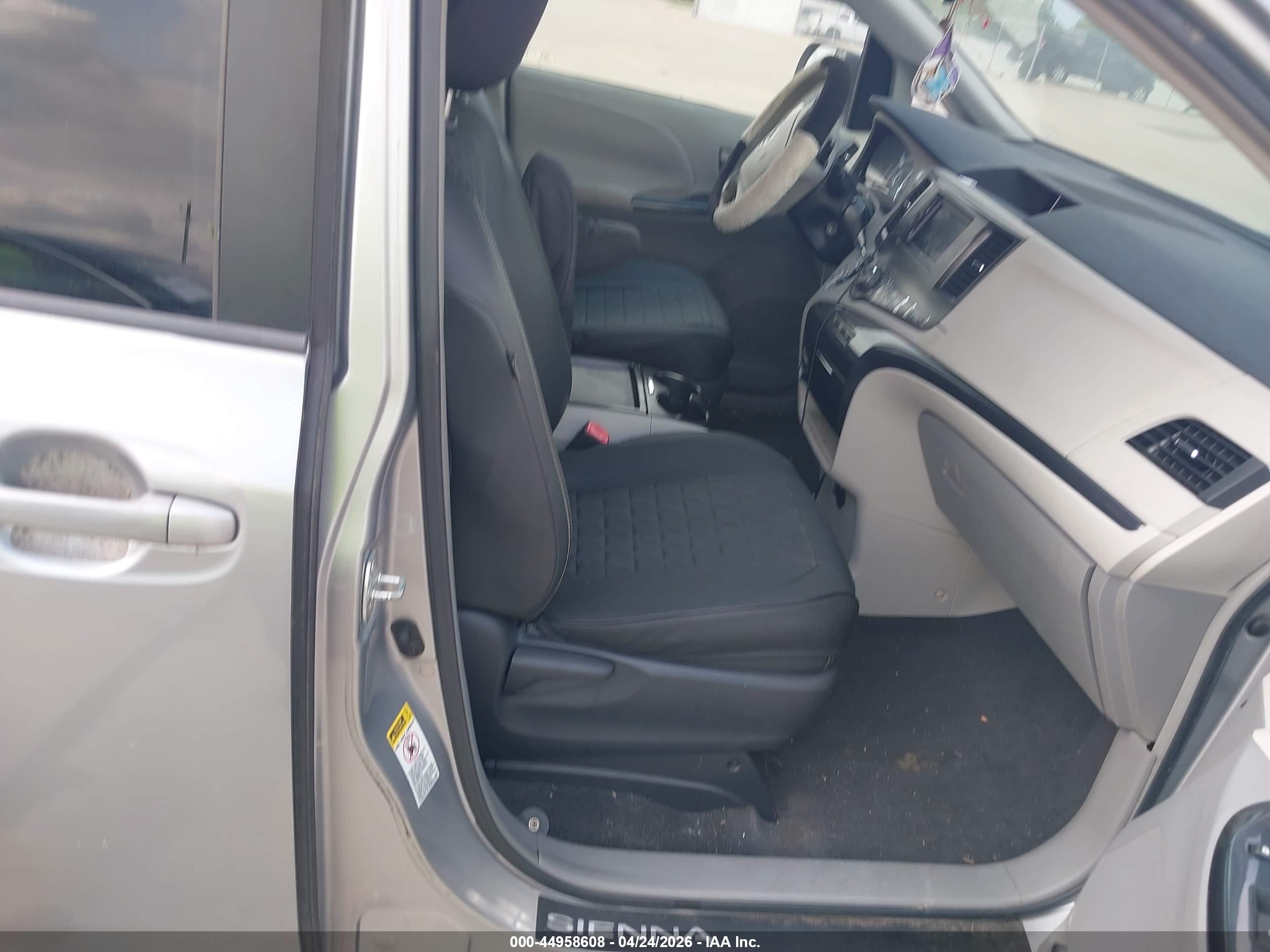 TOYOTA SIENNA image 5