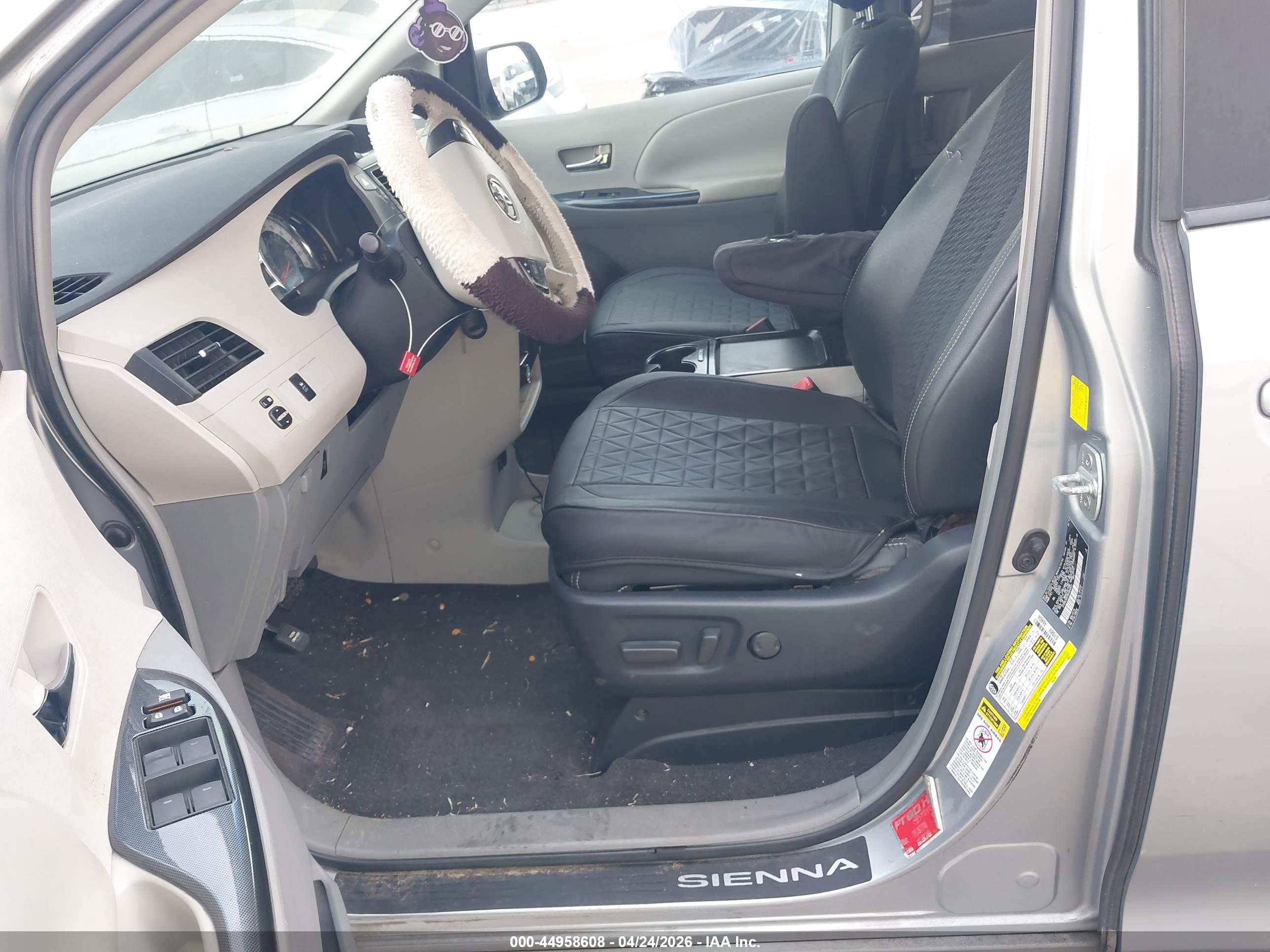 TOYOTA SIENNA image 8