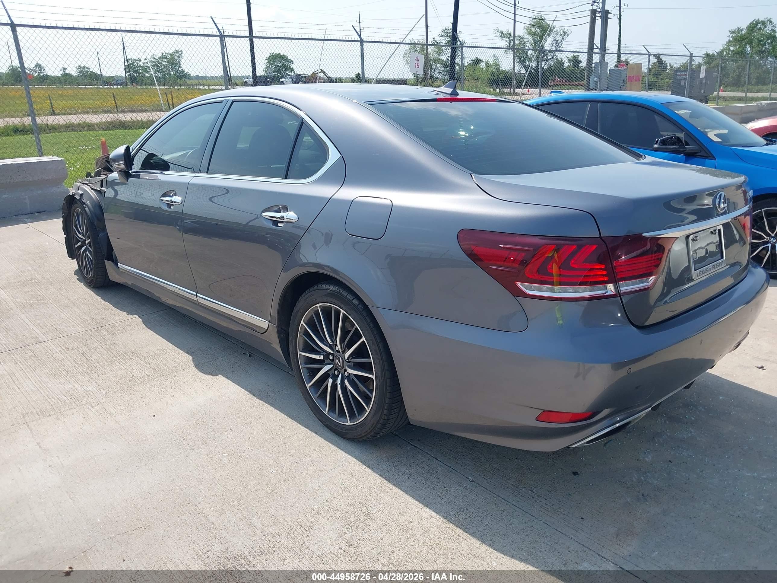 LEXUS LS image 3