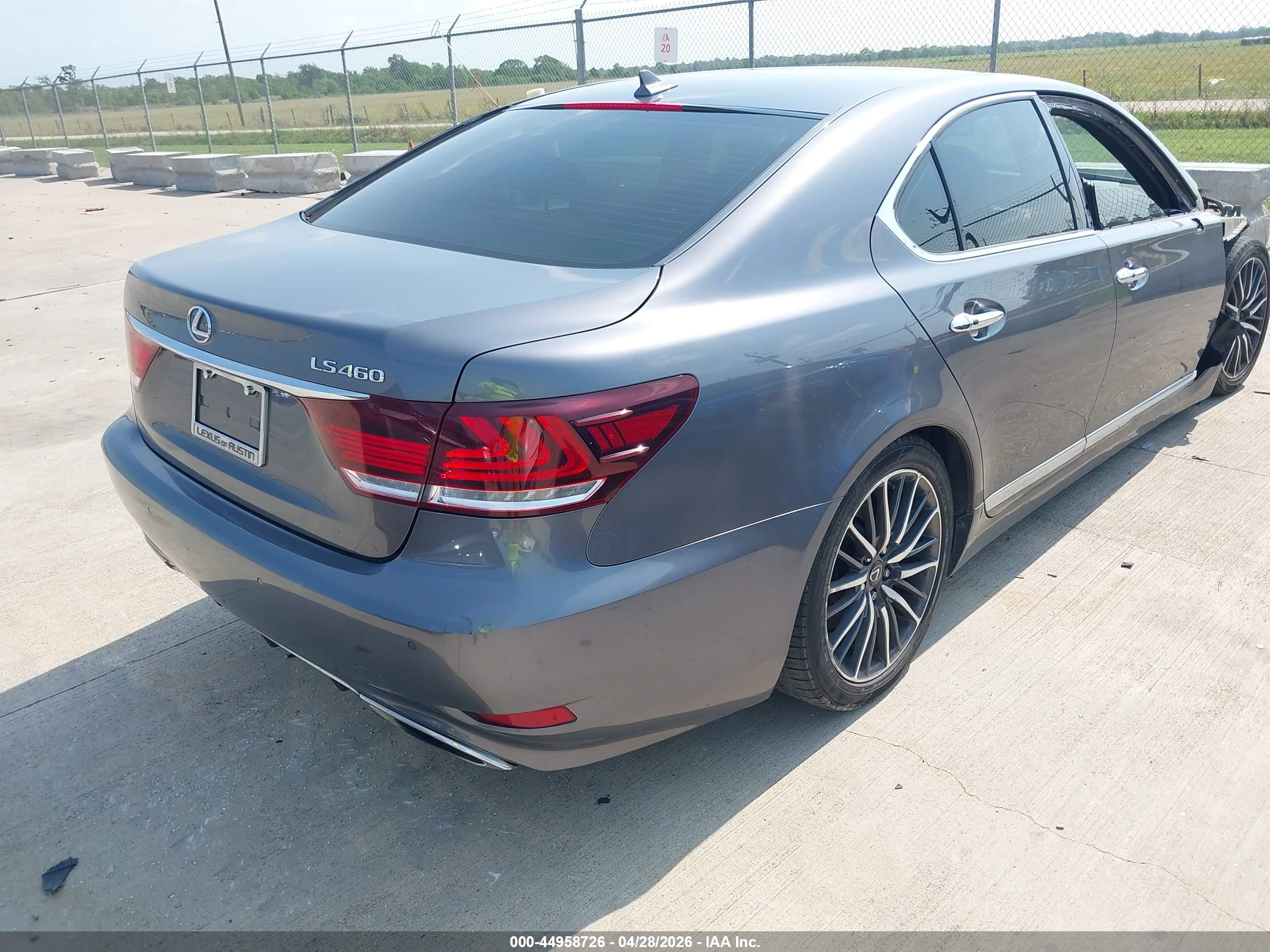 LEXUS LS image 4