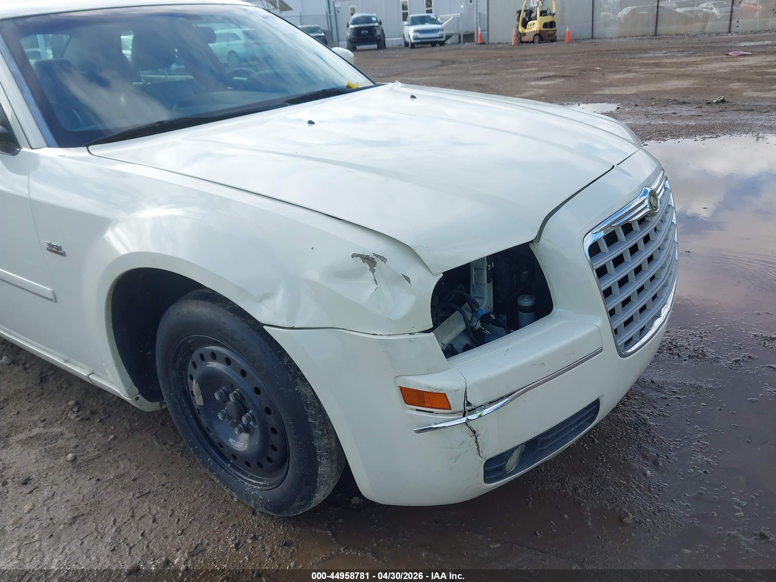 CHRYSLER 300 image 6