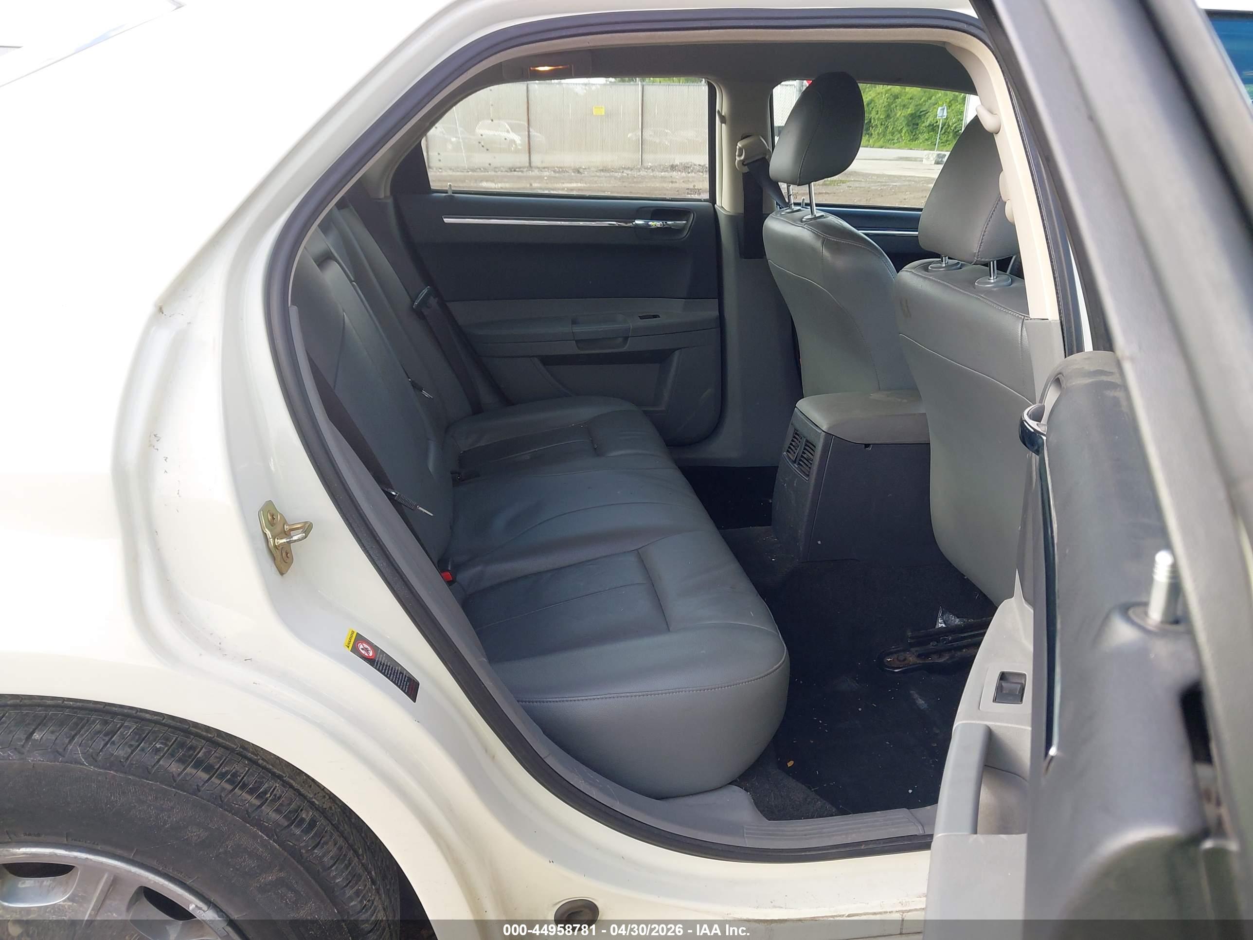 CHRYSLER 300 image 8