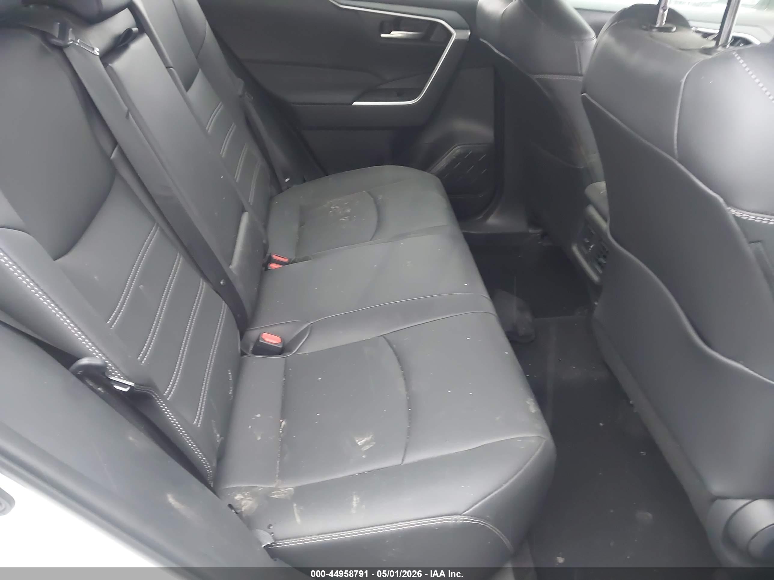 TOYOTA RAV4 image 8