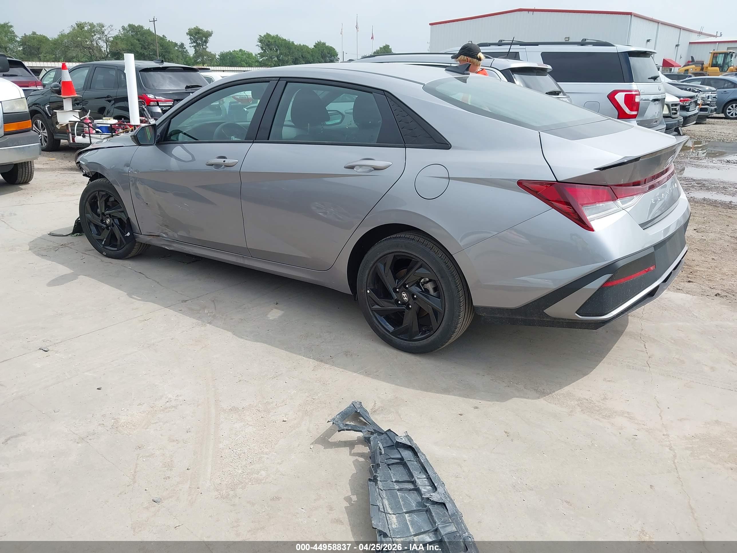 HYUNDAI ELANTRA image 3
