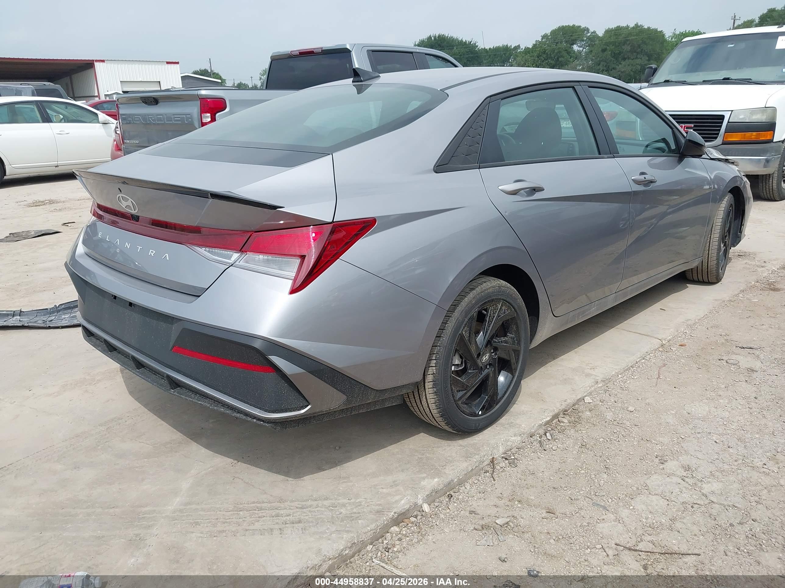 HYUNDAI ELANTRA image 4