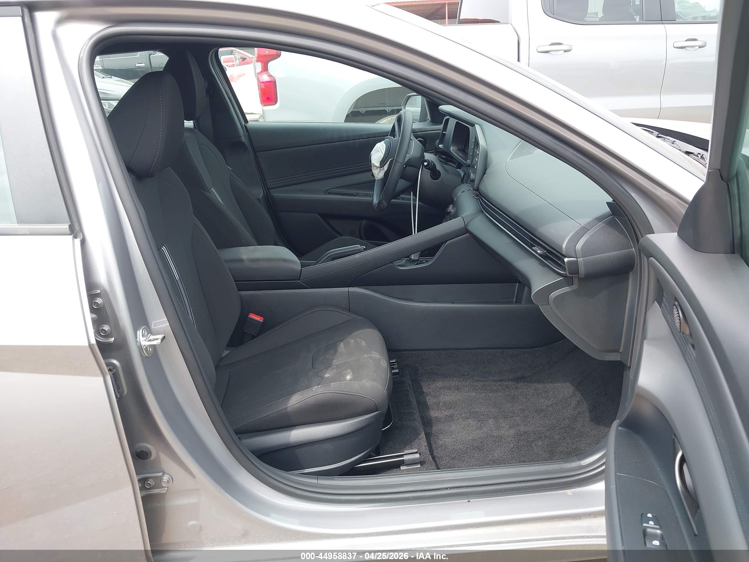 HYUNDAI ELANTRA image 5
