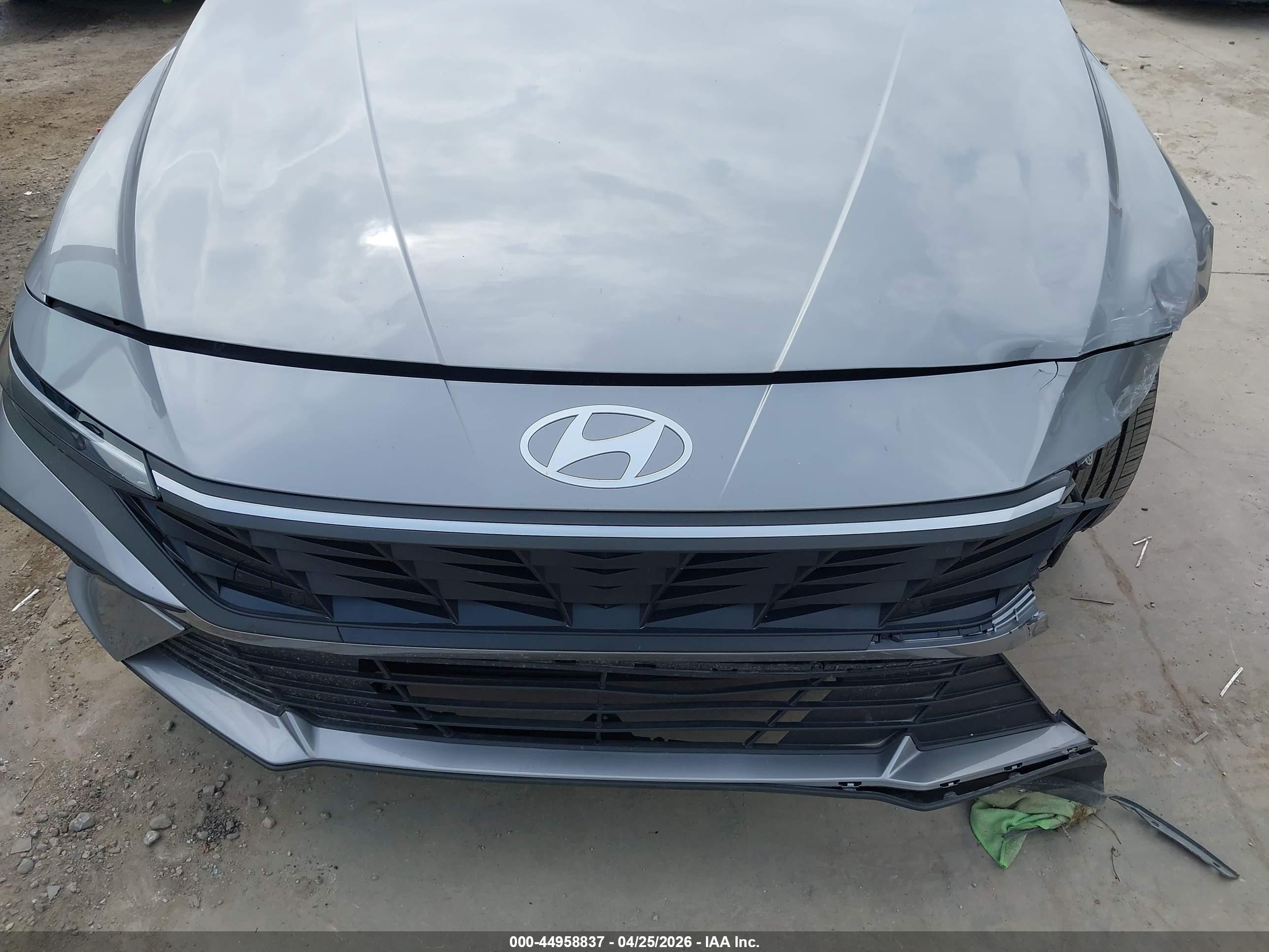HYUNDAI ELANTRA image 6