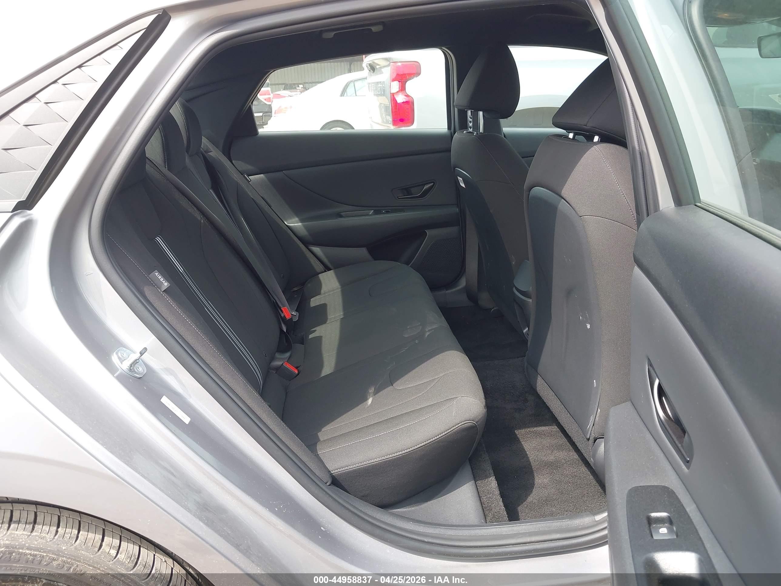 HYUNDAI ELANTRA image 8