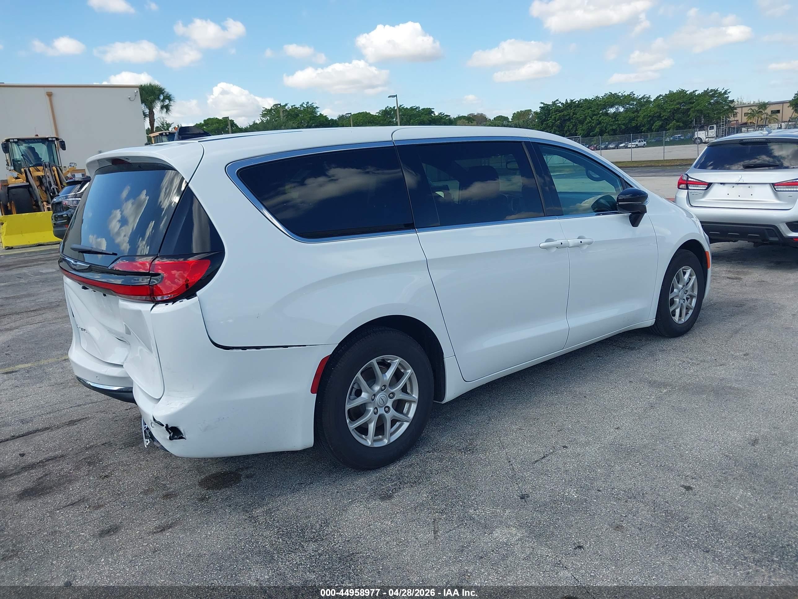 CHRYSLER PACIFICA image 4