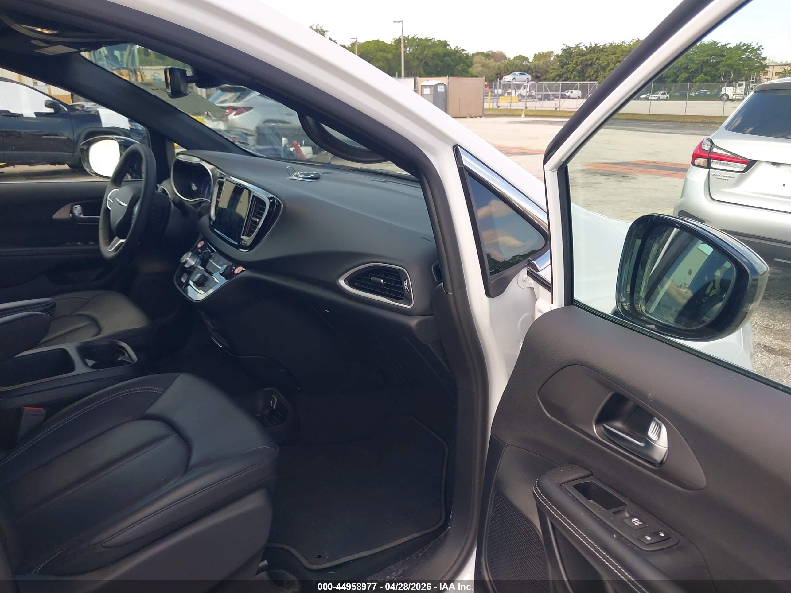 CHRYSLER PACIFICA image 5