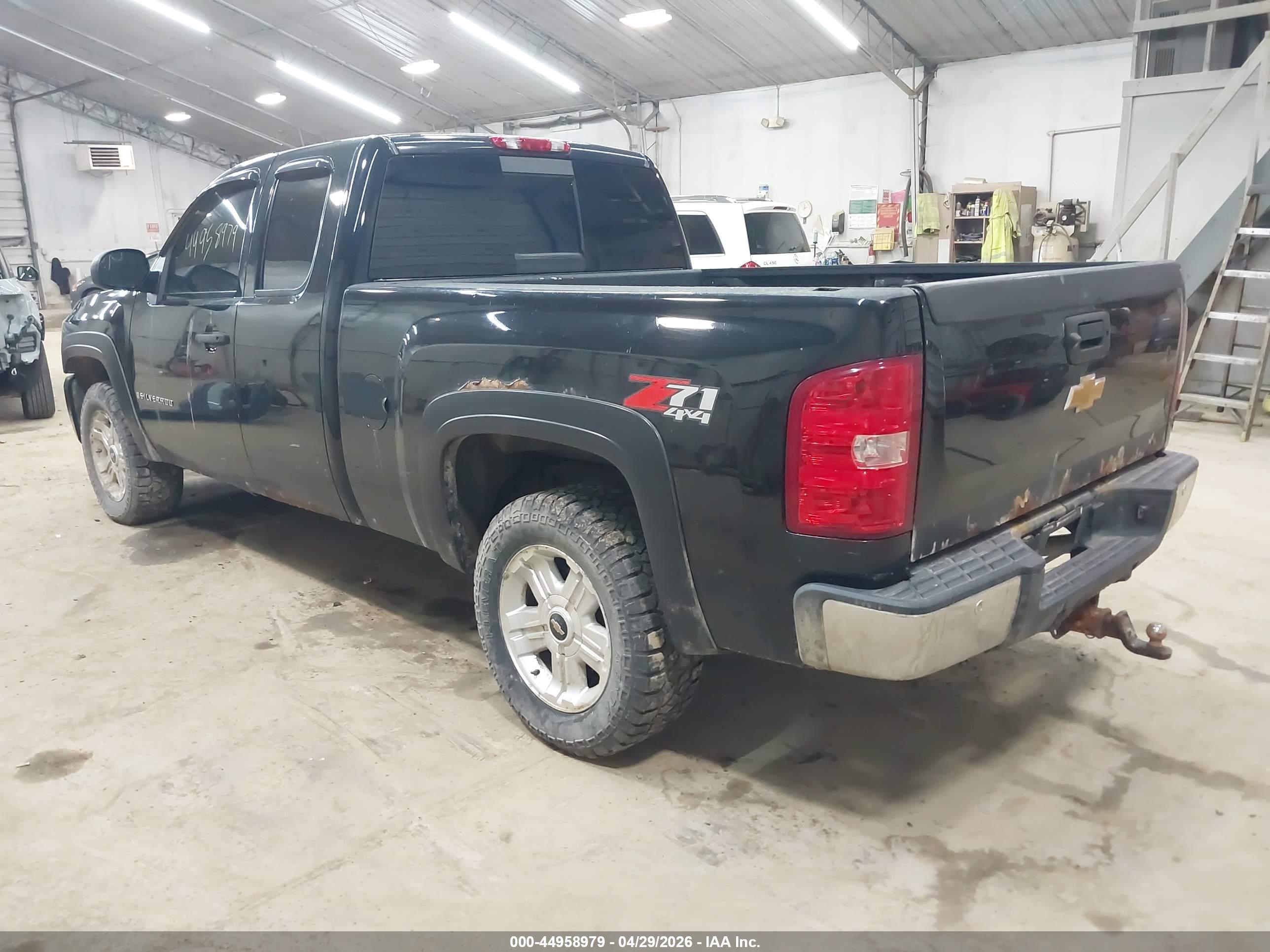 CHEVROLET SILVERADO image 3