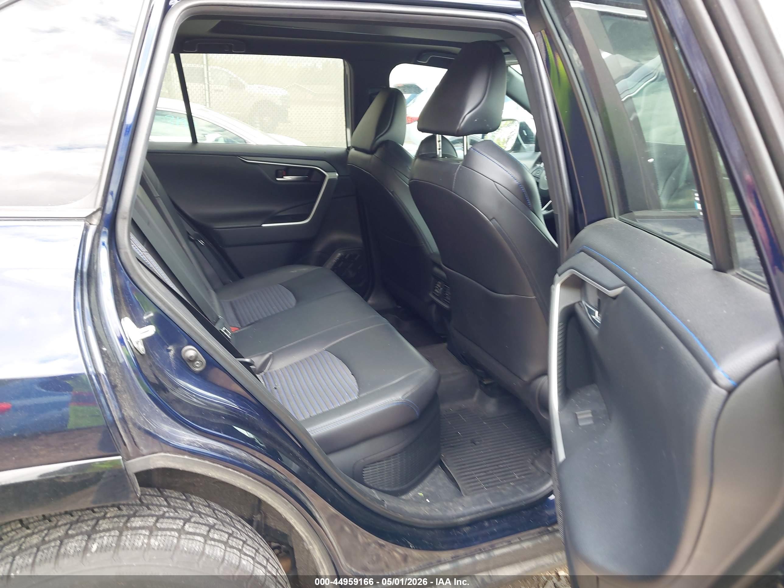 TOYOTA RAV4 image 8