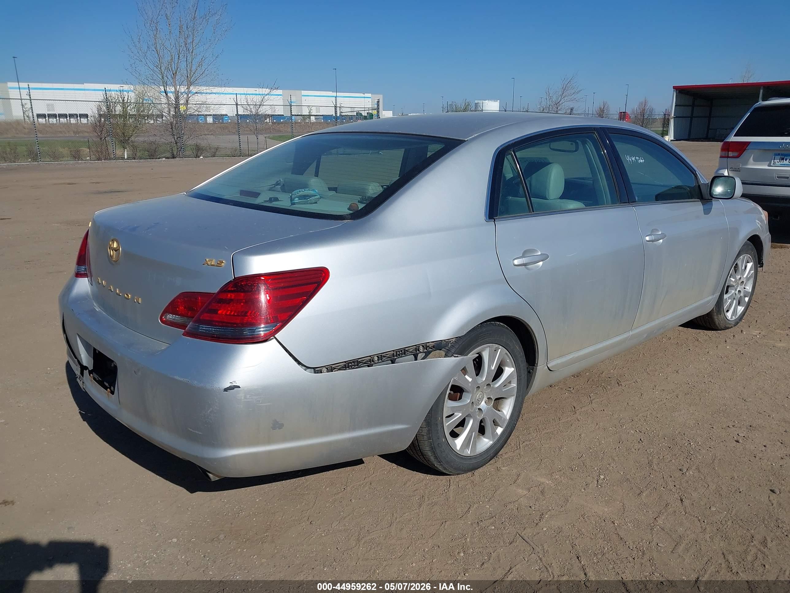 TOYOTA AVALON image 4