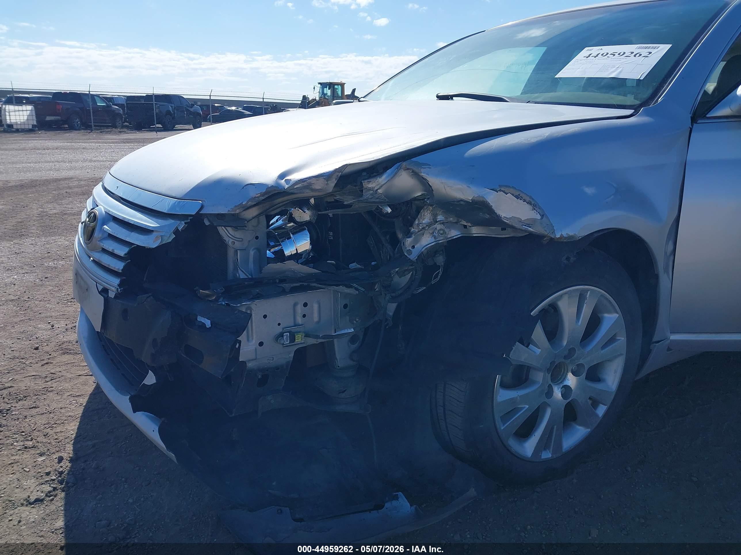 TOYOTA AVALON image 6
