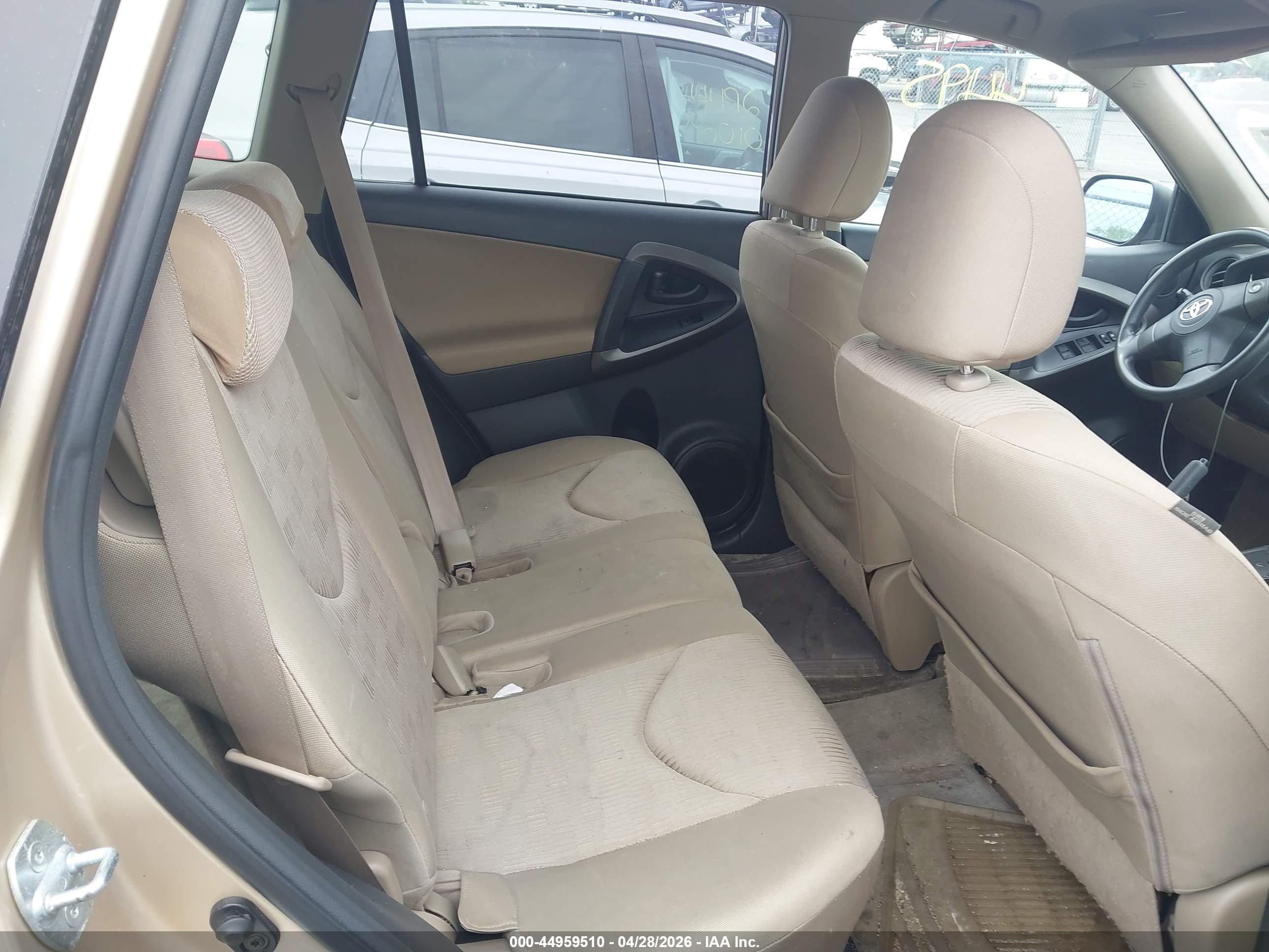 TOYOTA RAV4 image 8