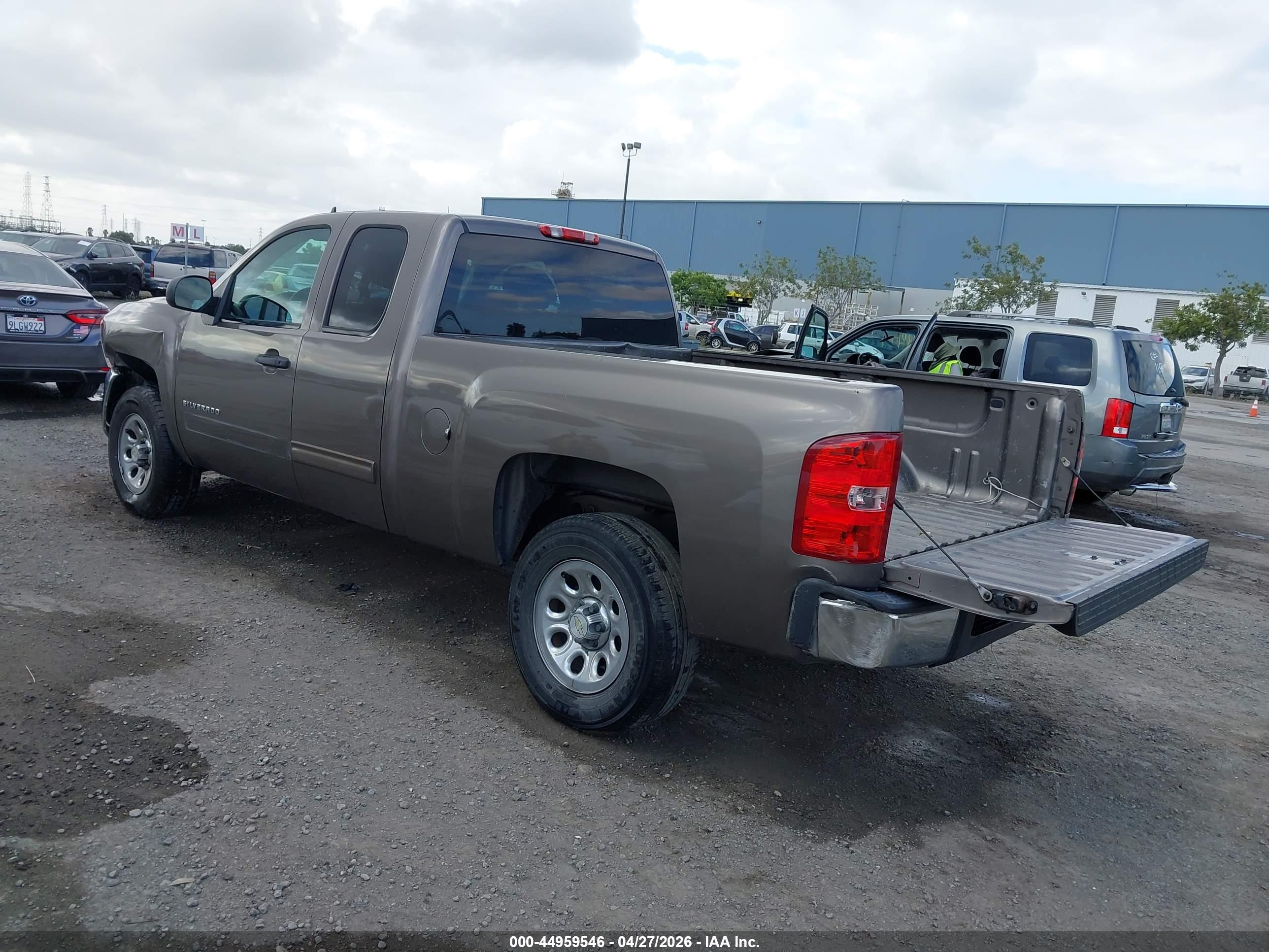 CHEVROLET SILVERADO image 3