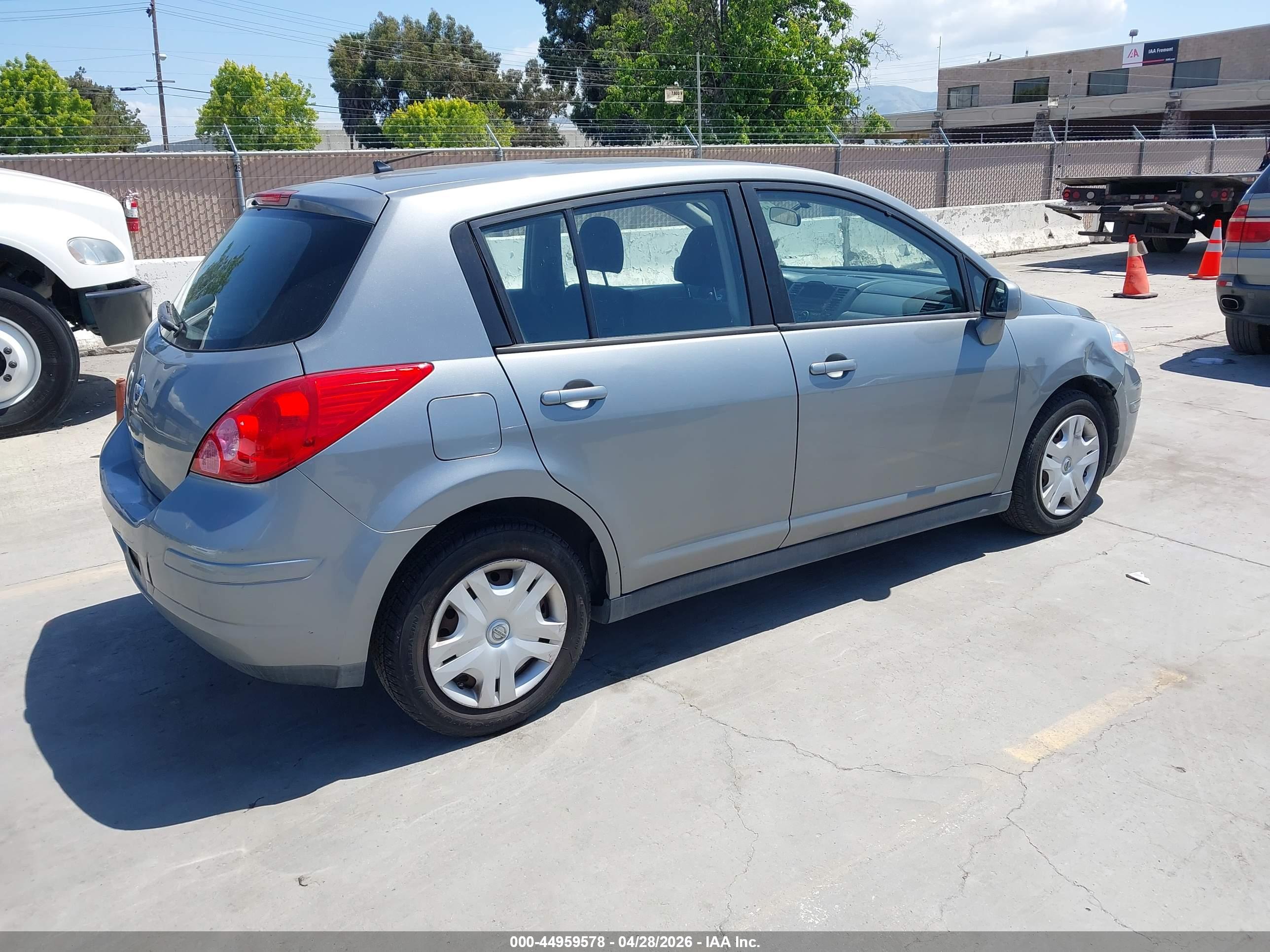NISSAN VERSA image 4