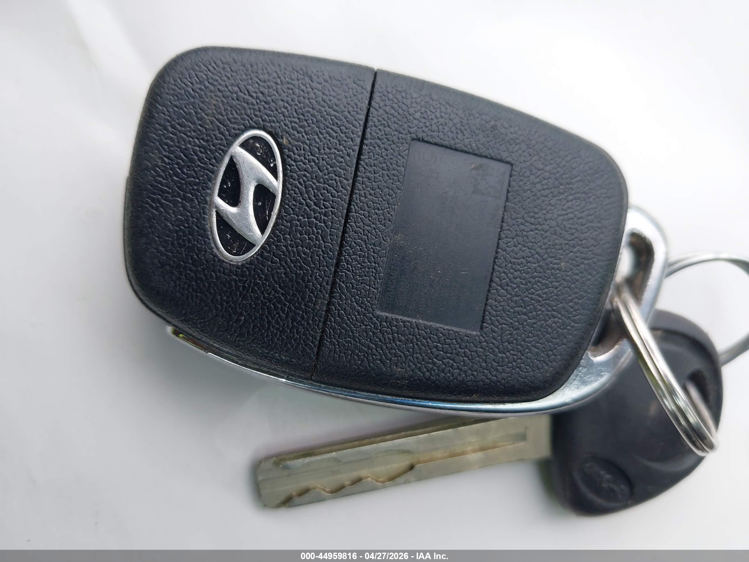 HYUNDAI TUCSON image 11