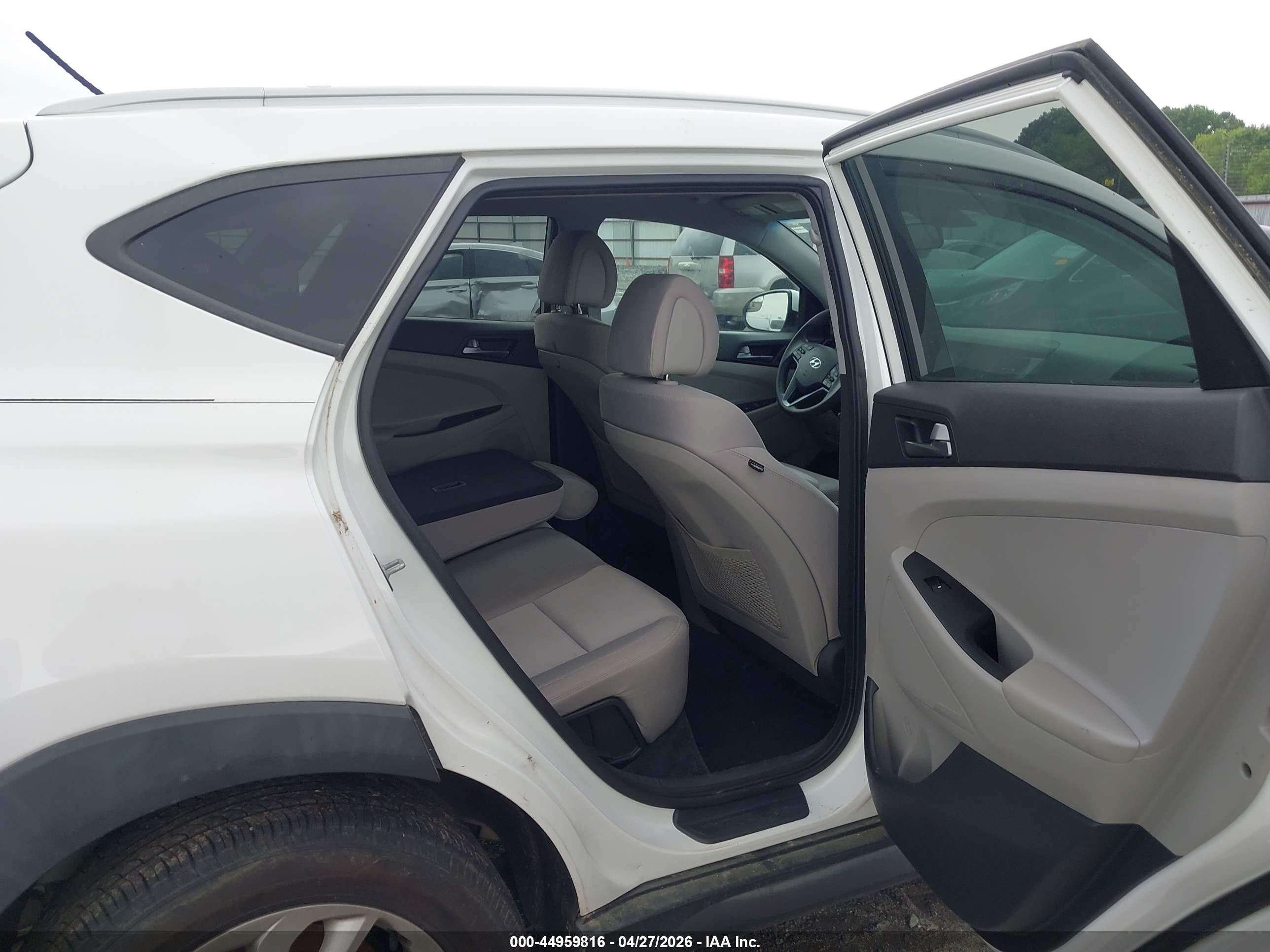HYUNDAI TUCSON image 8