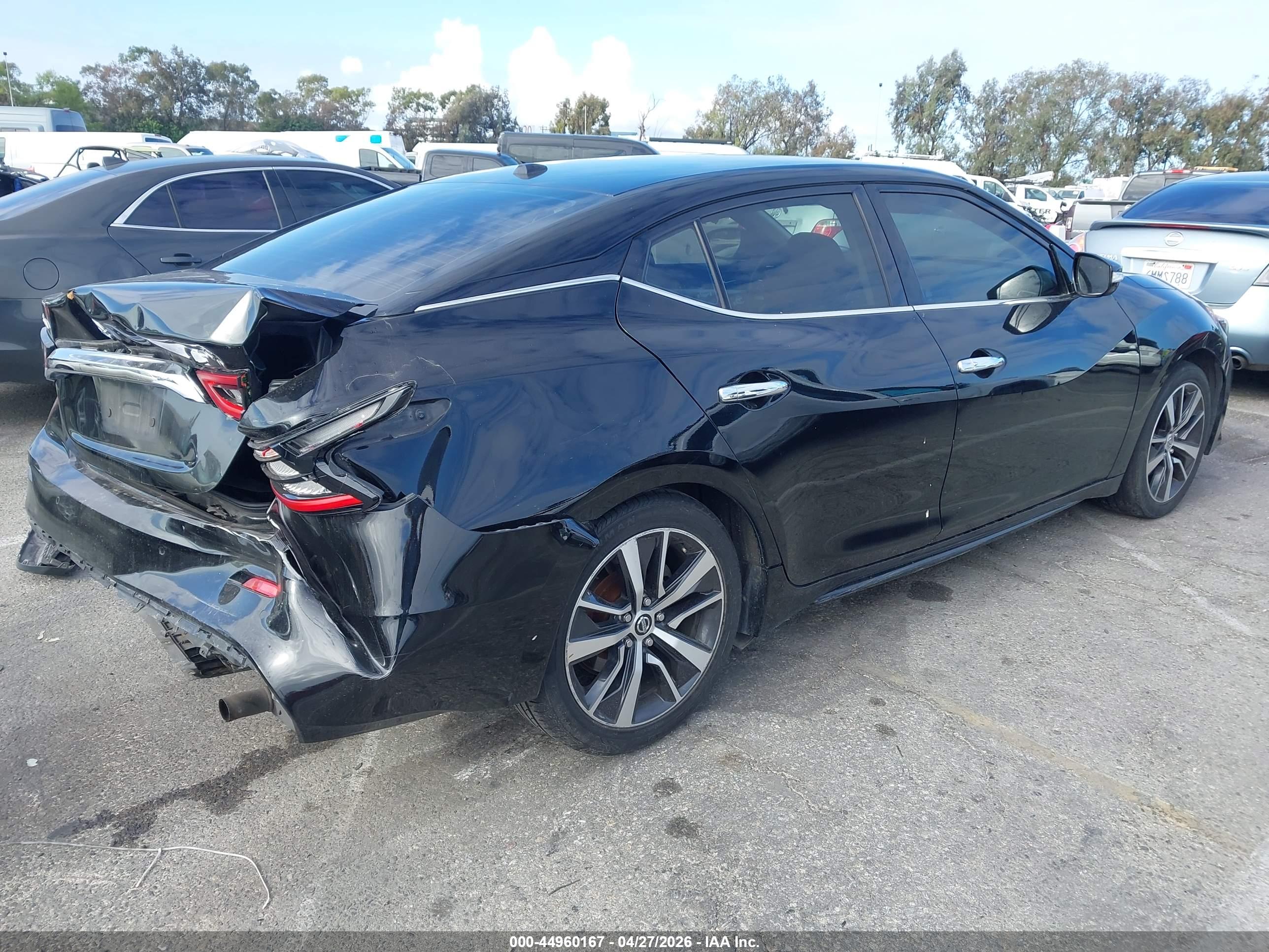 NISSAN MAXIMA image 4