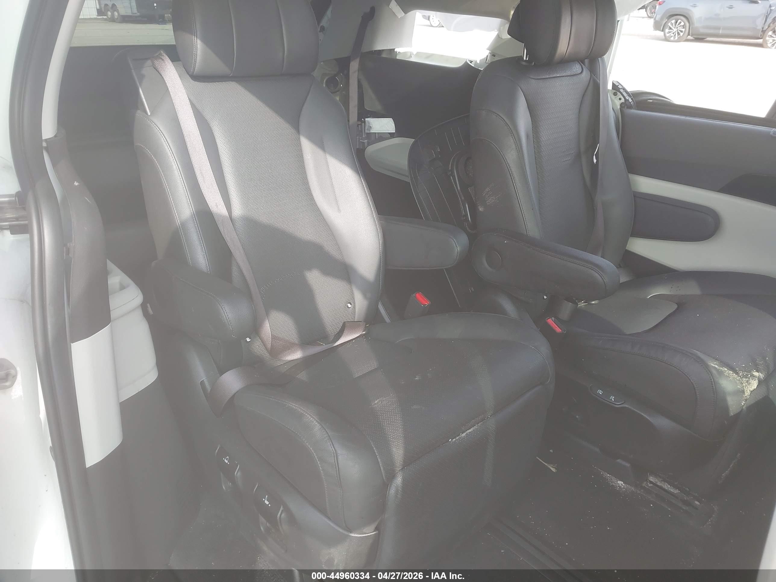 KIA CARNIVAL image 8