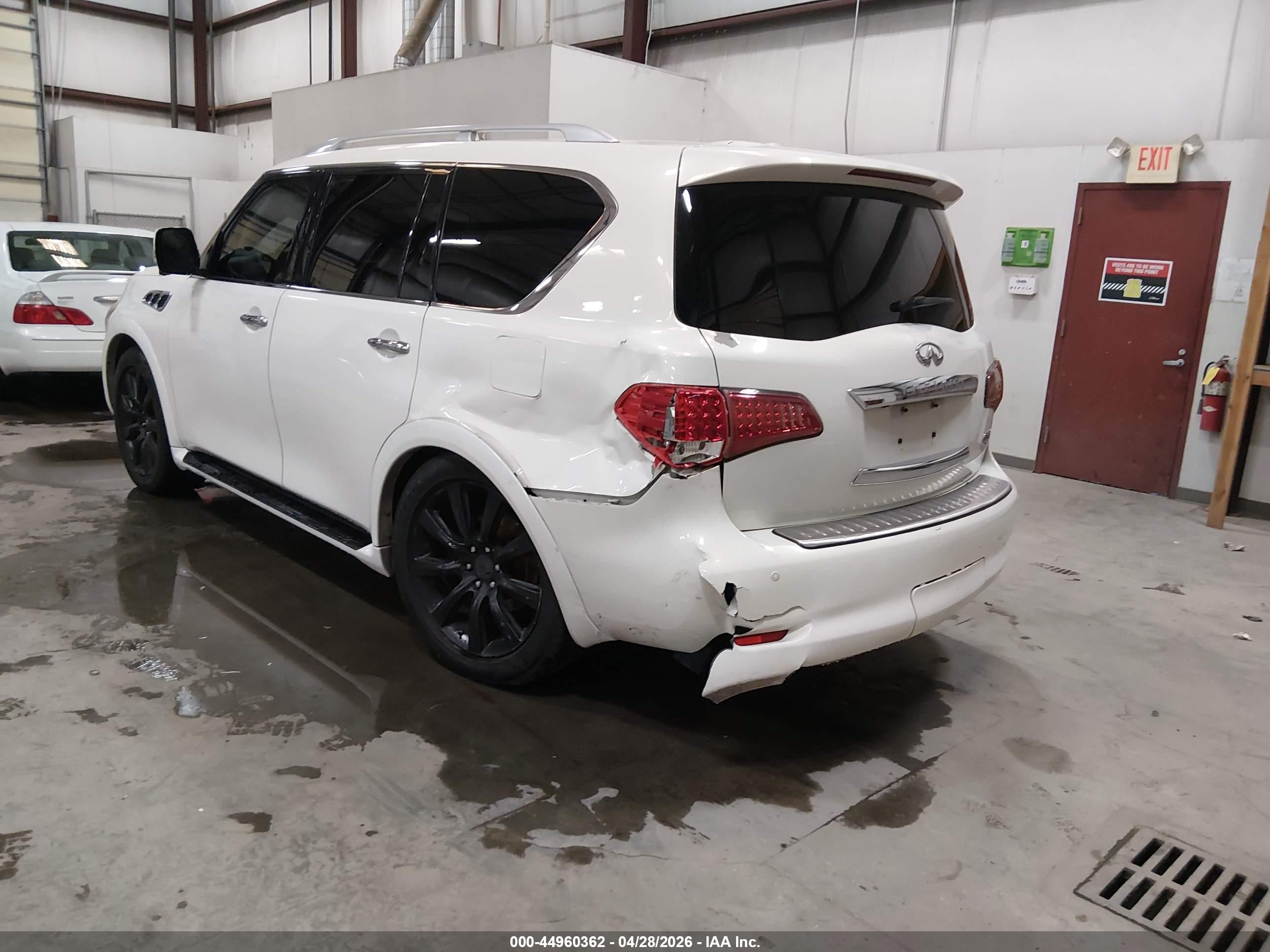 INFINITI QX56 image 3