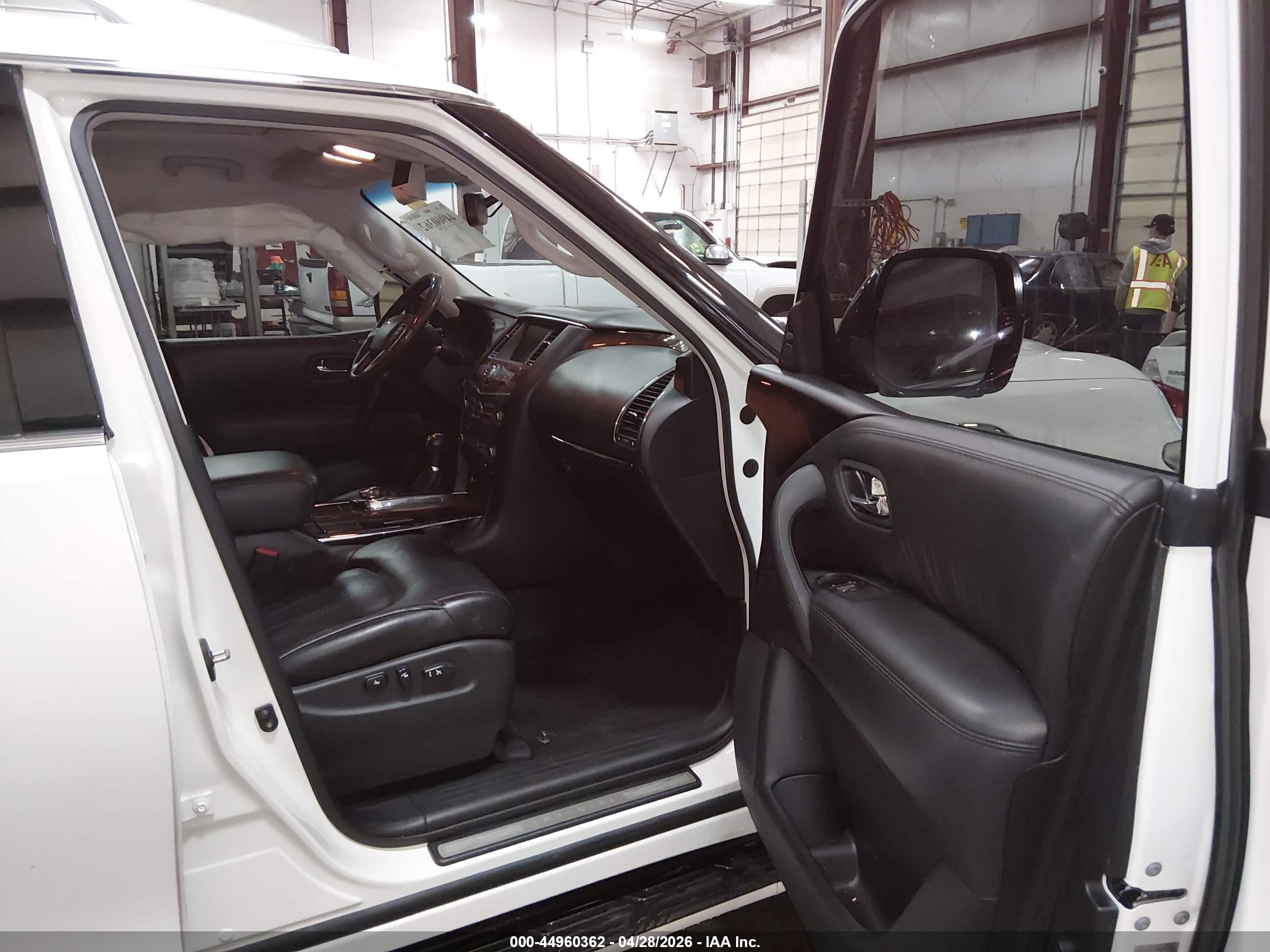 INFINITI QX56 image 5