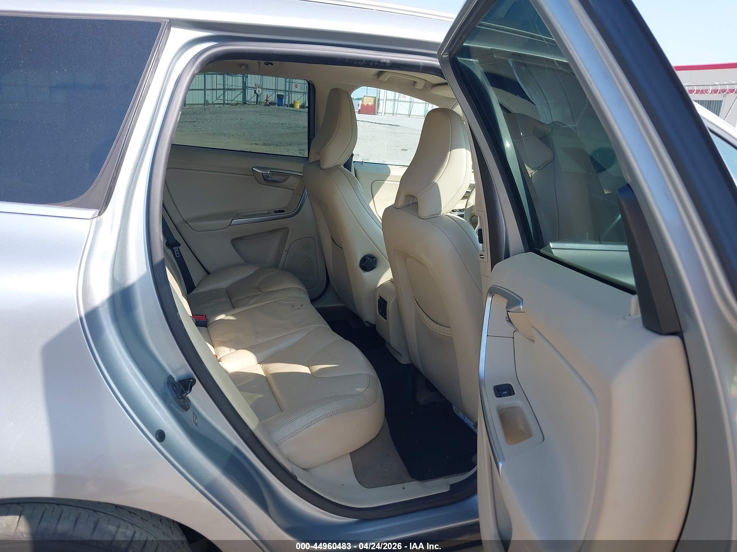 VOLVO XC60 image 8
