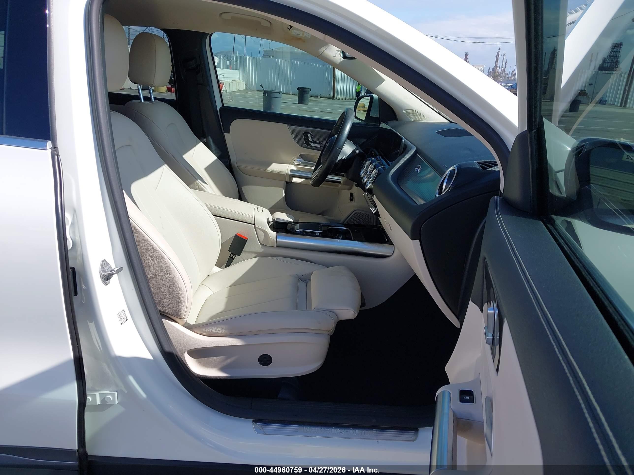 MERCEDES-BENZ GLA image 5