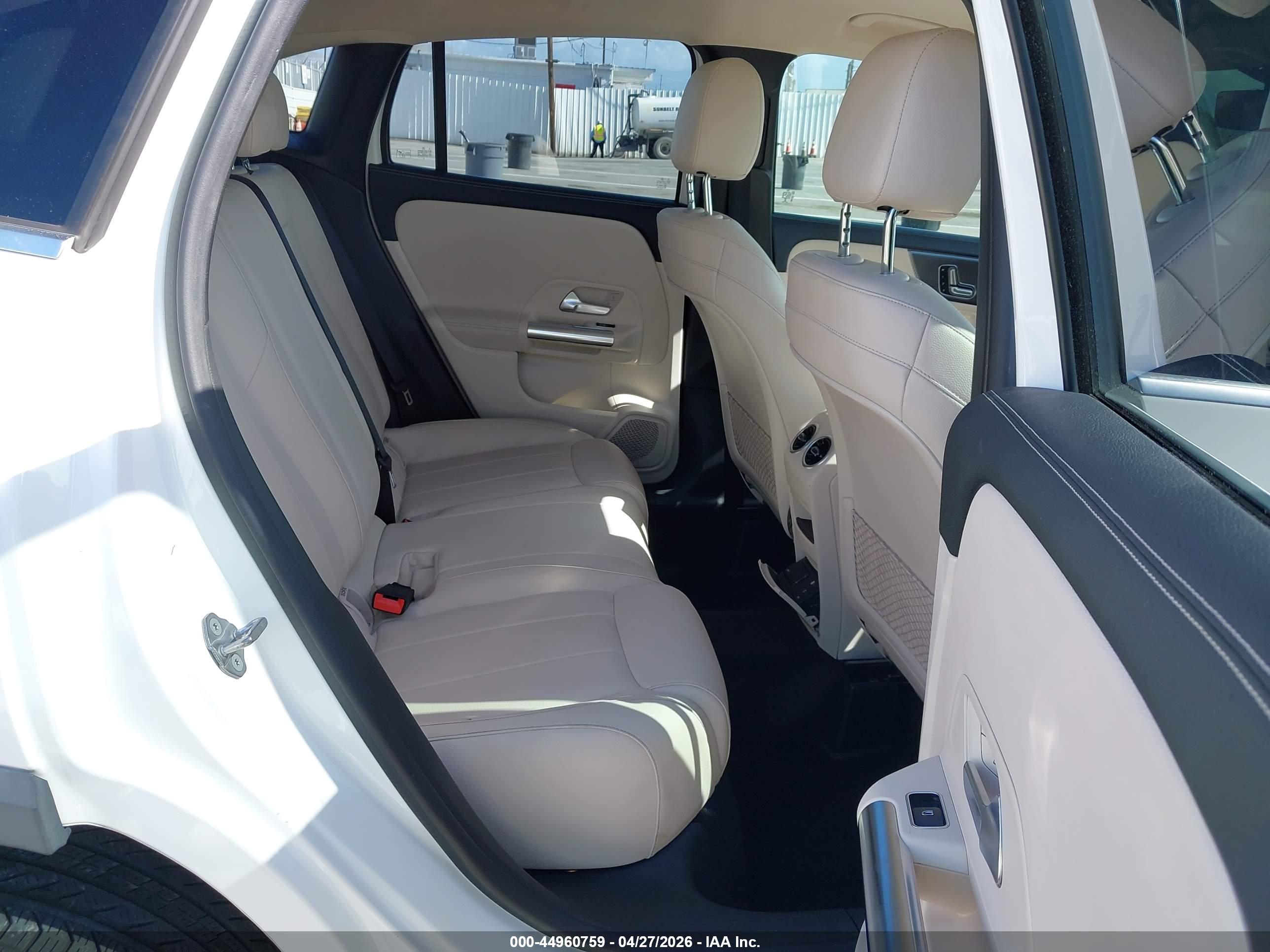 MERCEDES-BENZ GLA image 8