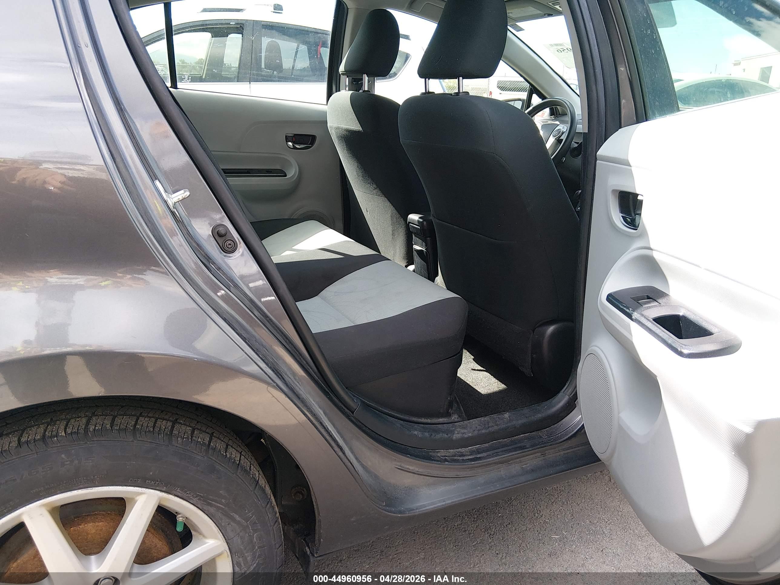 TOYOTA PRIUS image 8