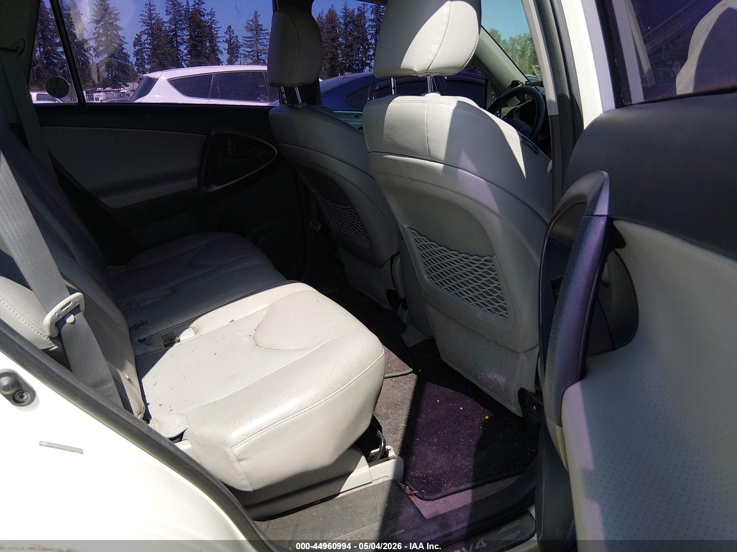 TOYOTA RAV4 image 8