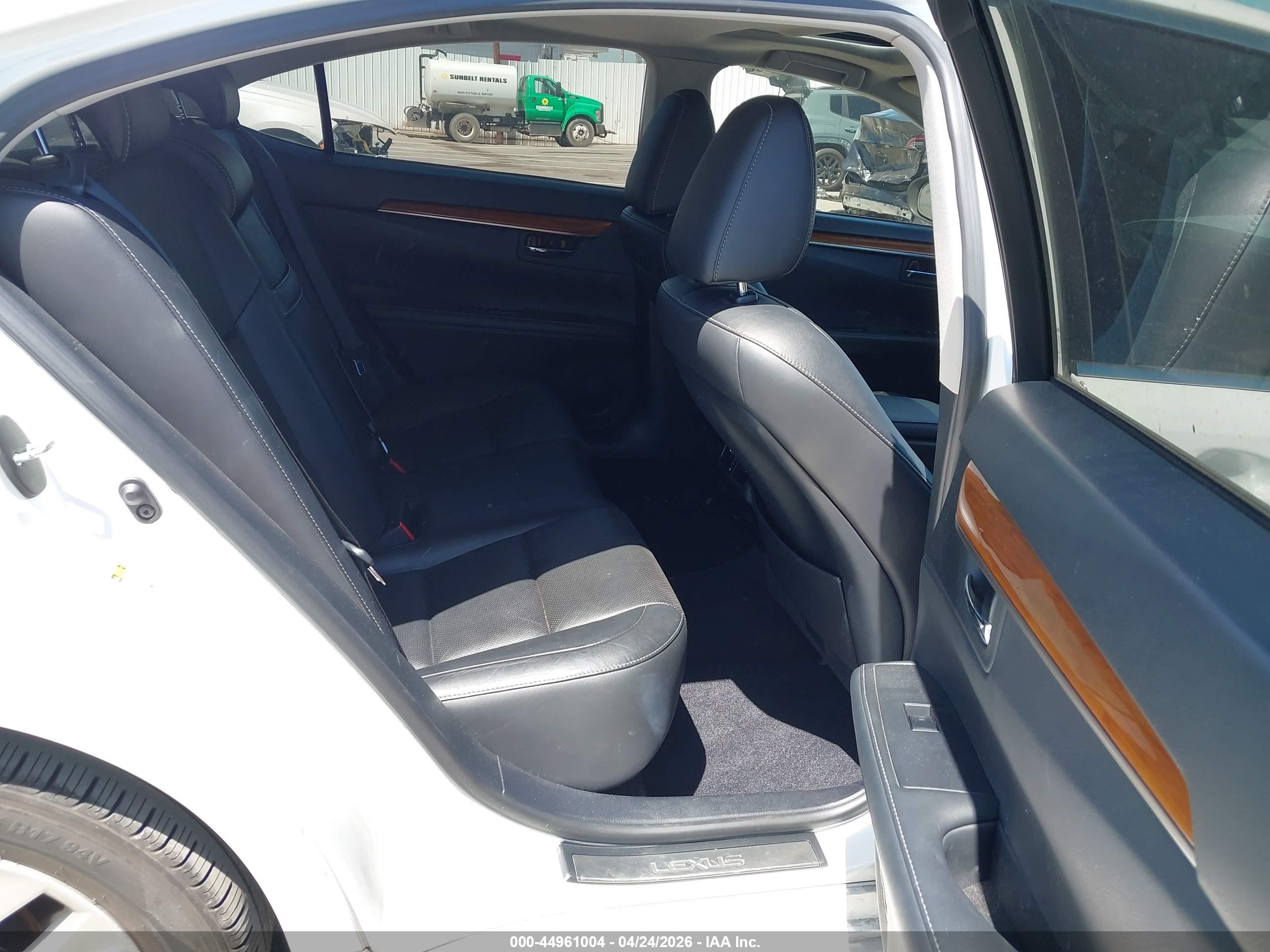 LEXUS ES image 8