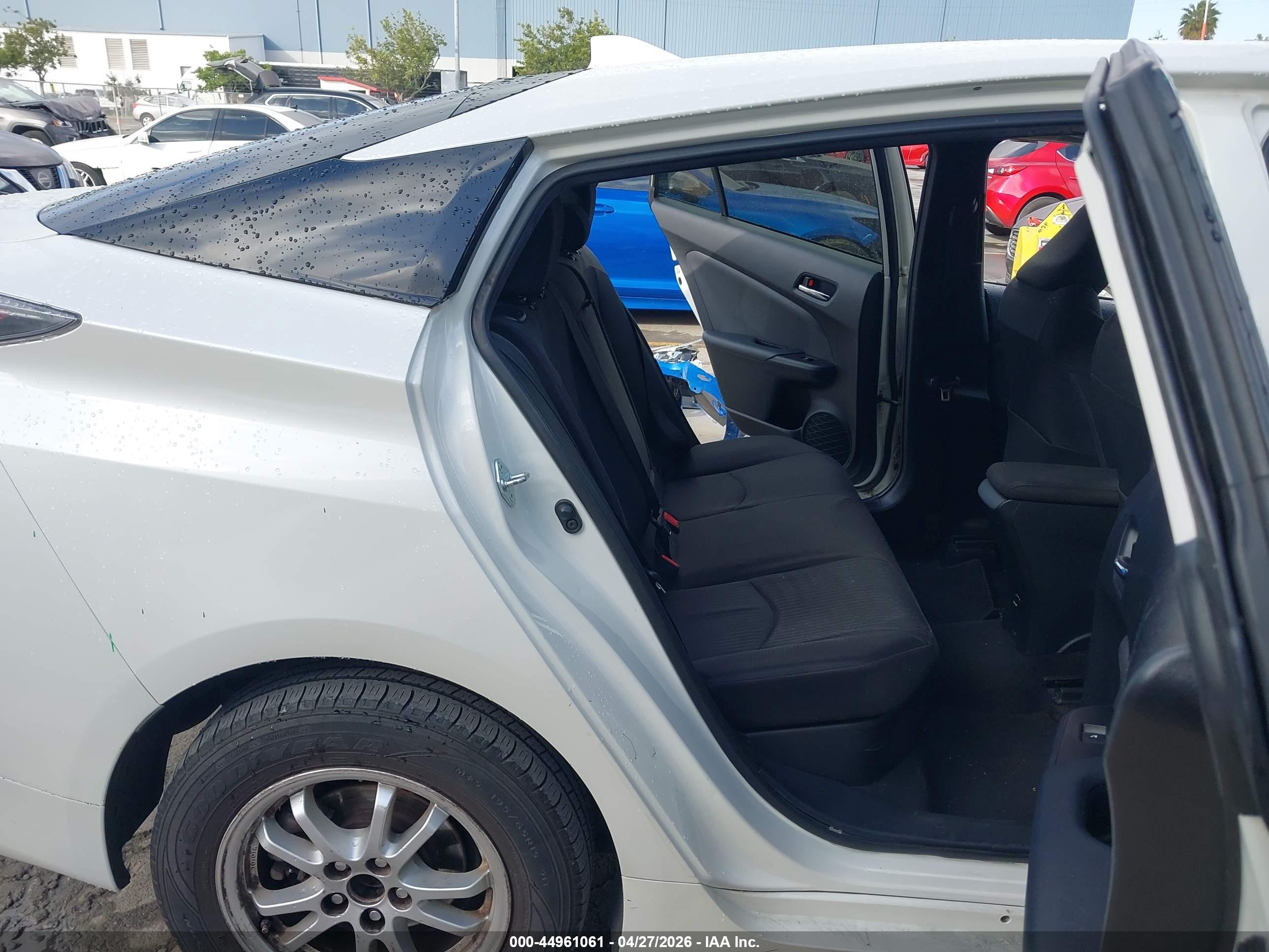 TOYOTA PRIUS image 8