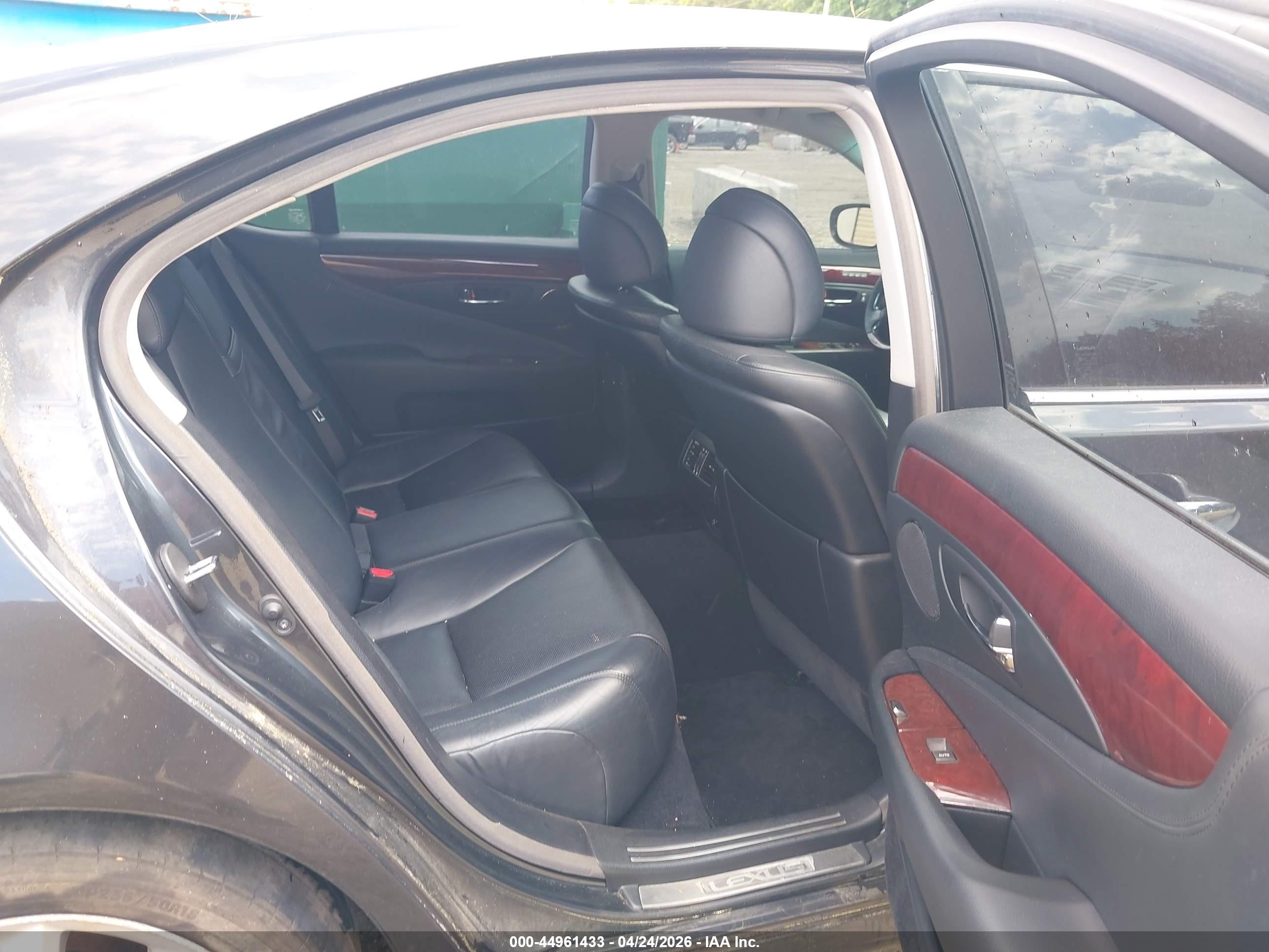 LEXUS LS image 8