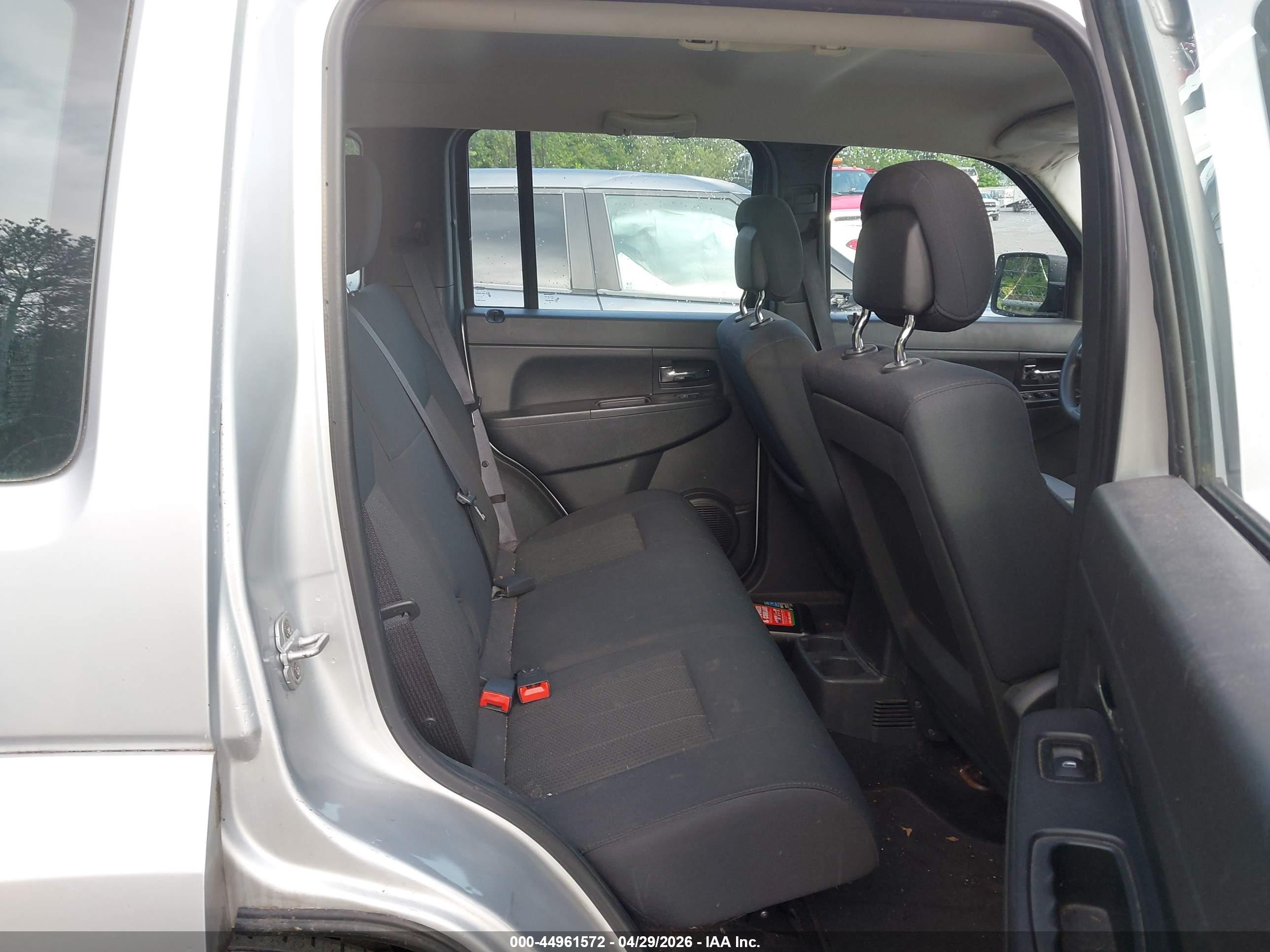 JEEP LIBERTY image 8