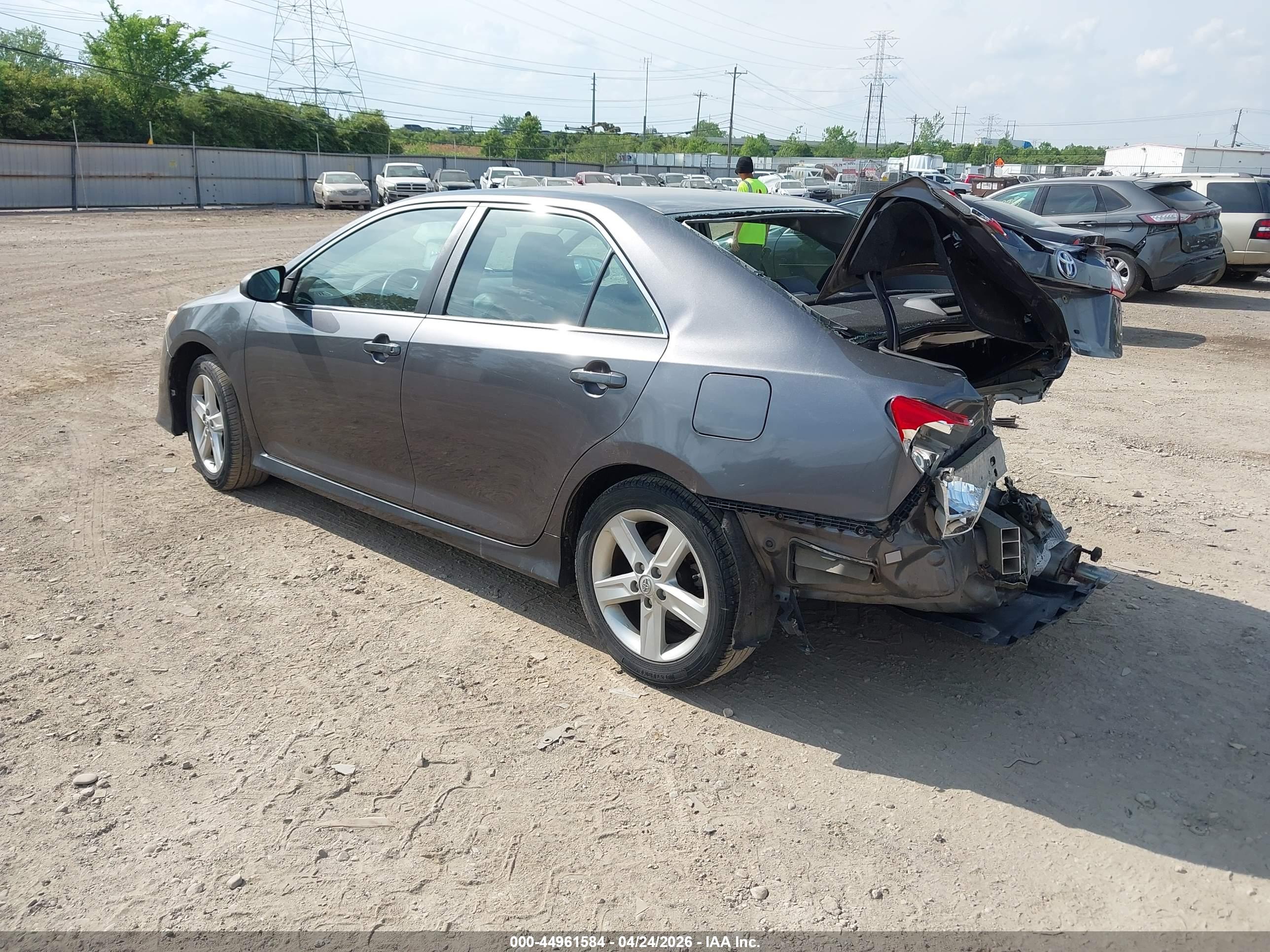 TOYOTA CAMRY image 3