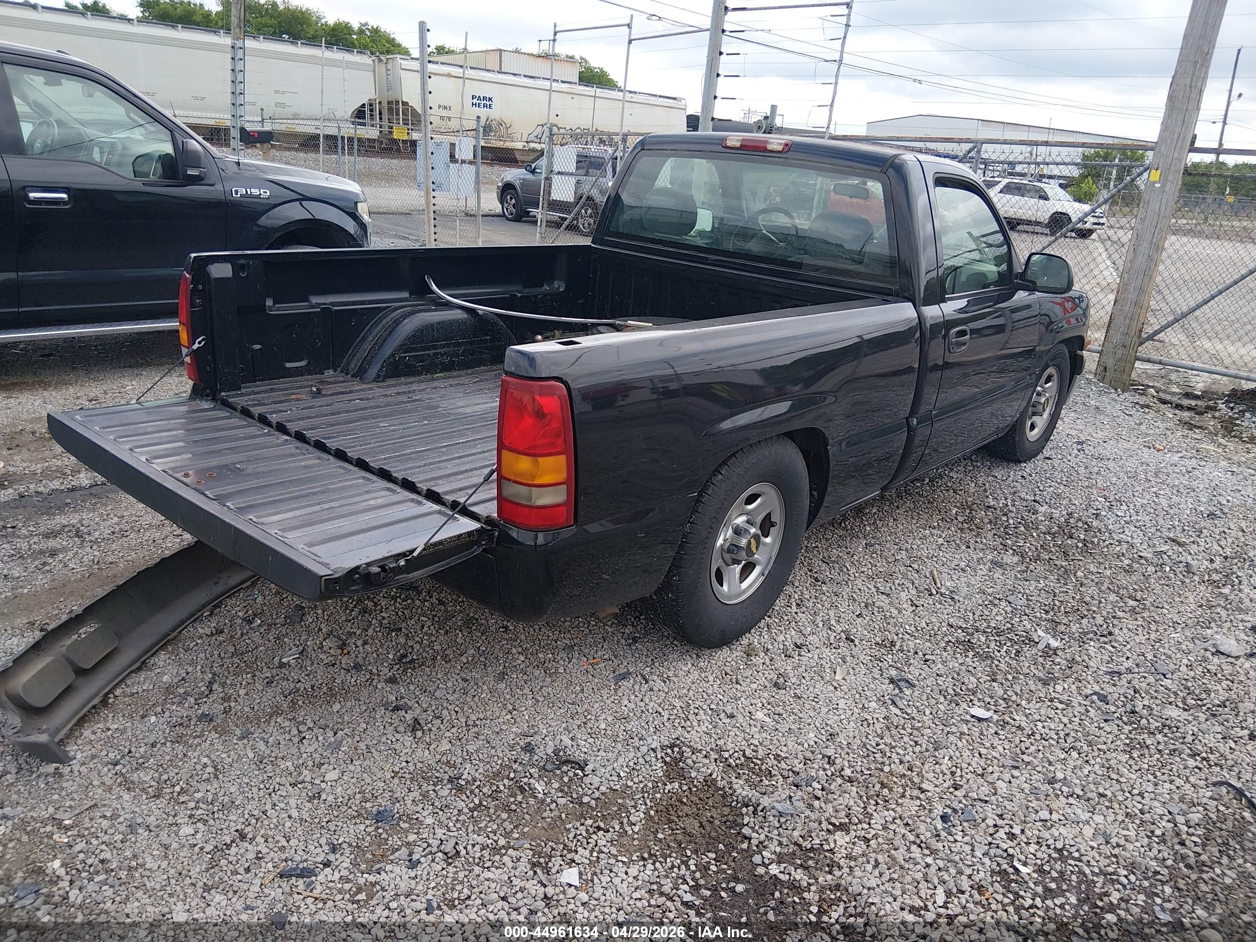 CHEVROLET SILVERADO image 4