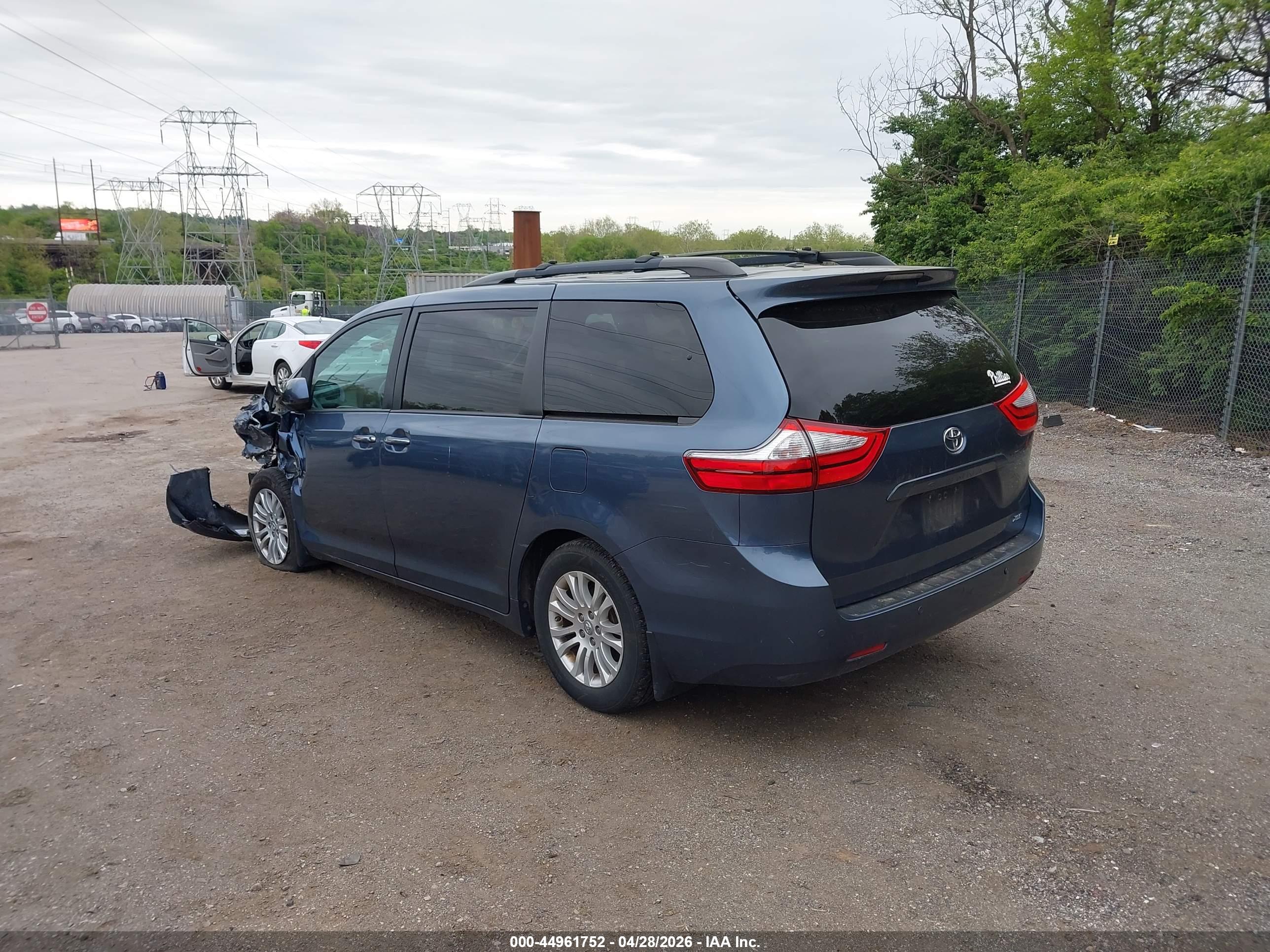 TOYOTA SIENNA image 3