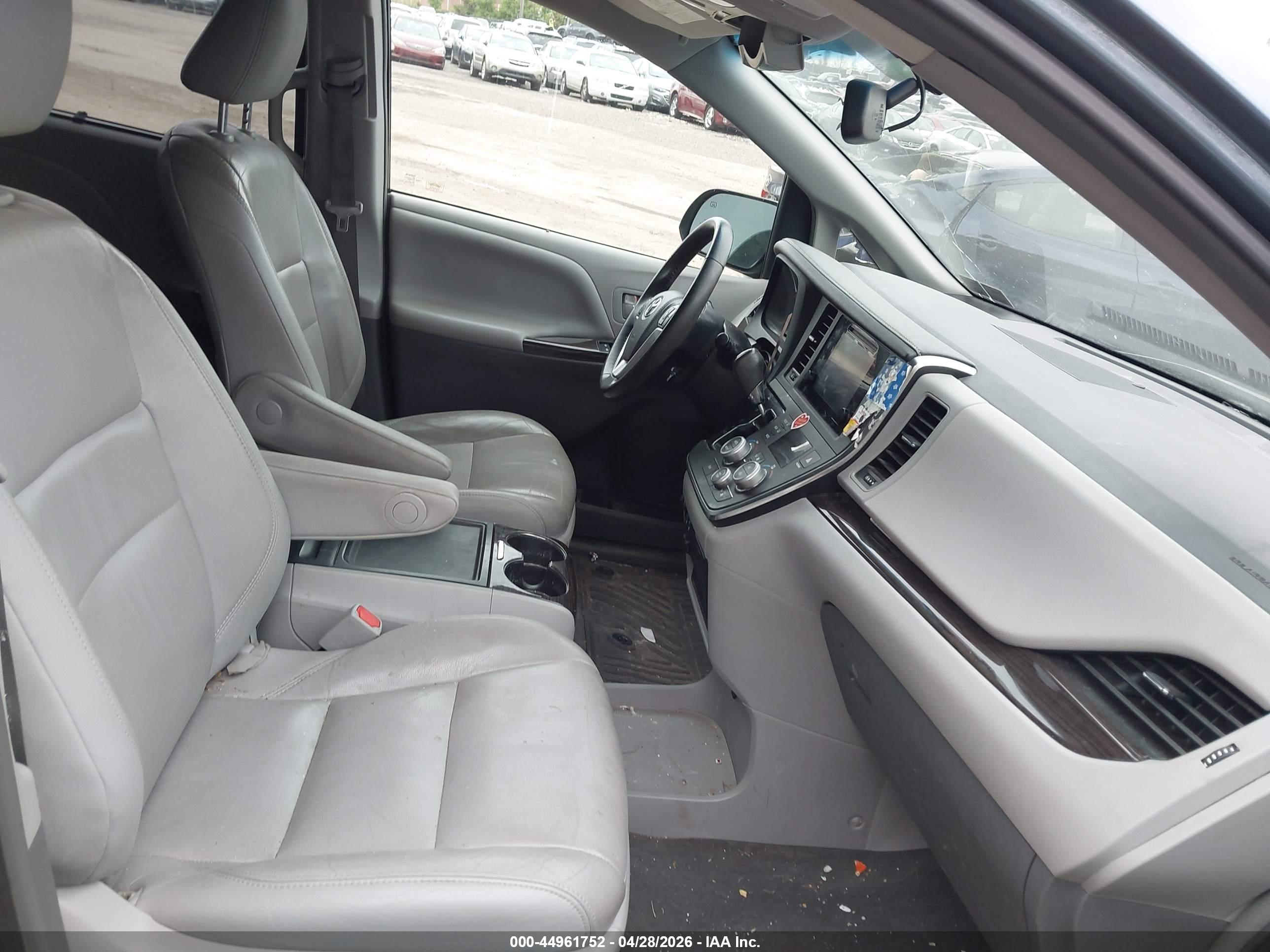 TOYOTA SIENNA image 5